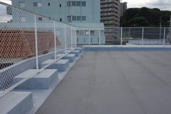 独立した基礎を持つ屋上の手摺。