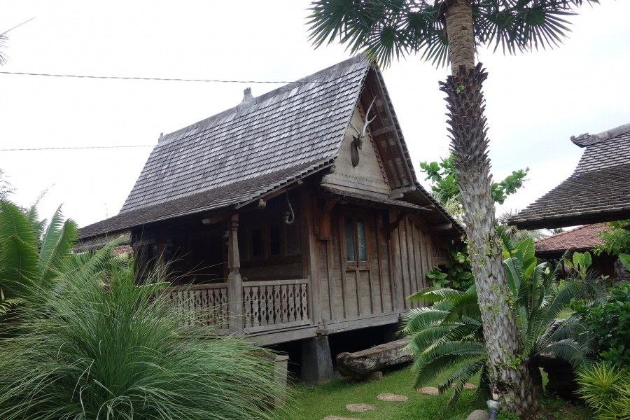 ウリン屋根　急勾配