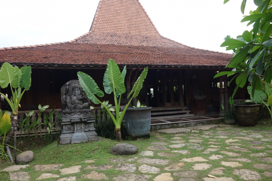 陶器瓦屋根　急勾配