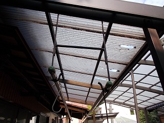 テラス屋根、　ポリカに穴が空いた状況