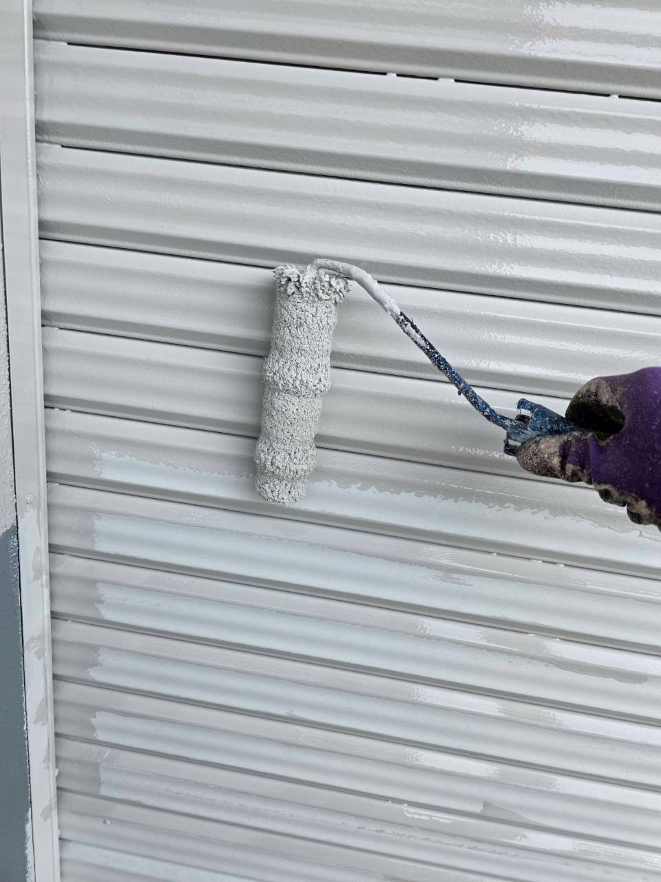 施工前にサビが広がっていた農機具倉庫の角波板金外壁と、塗装後に美しく蘇った外壁の比較写真