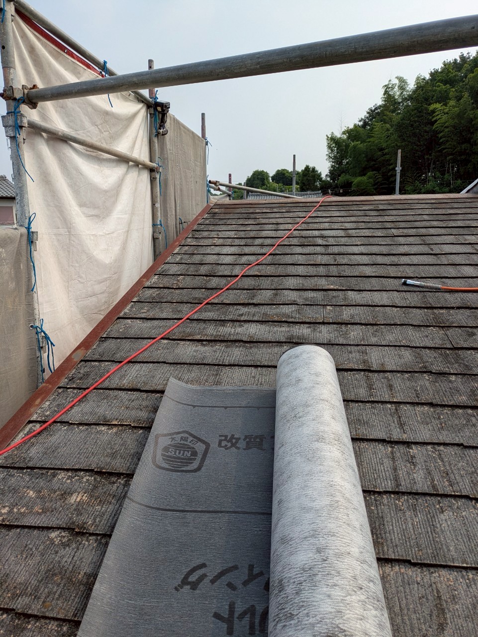 スーパーガルテクト施工中の写真（防水シート敷設）四日市市