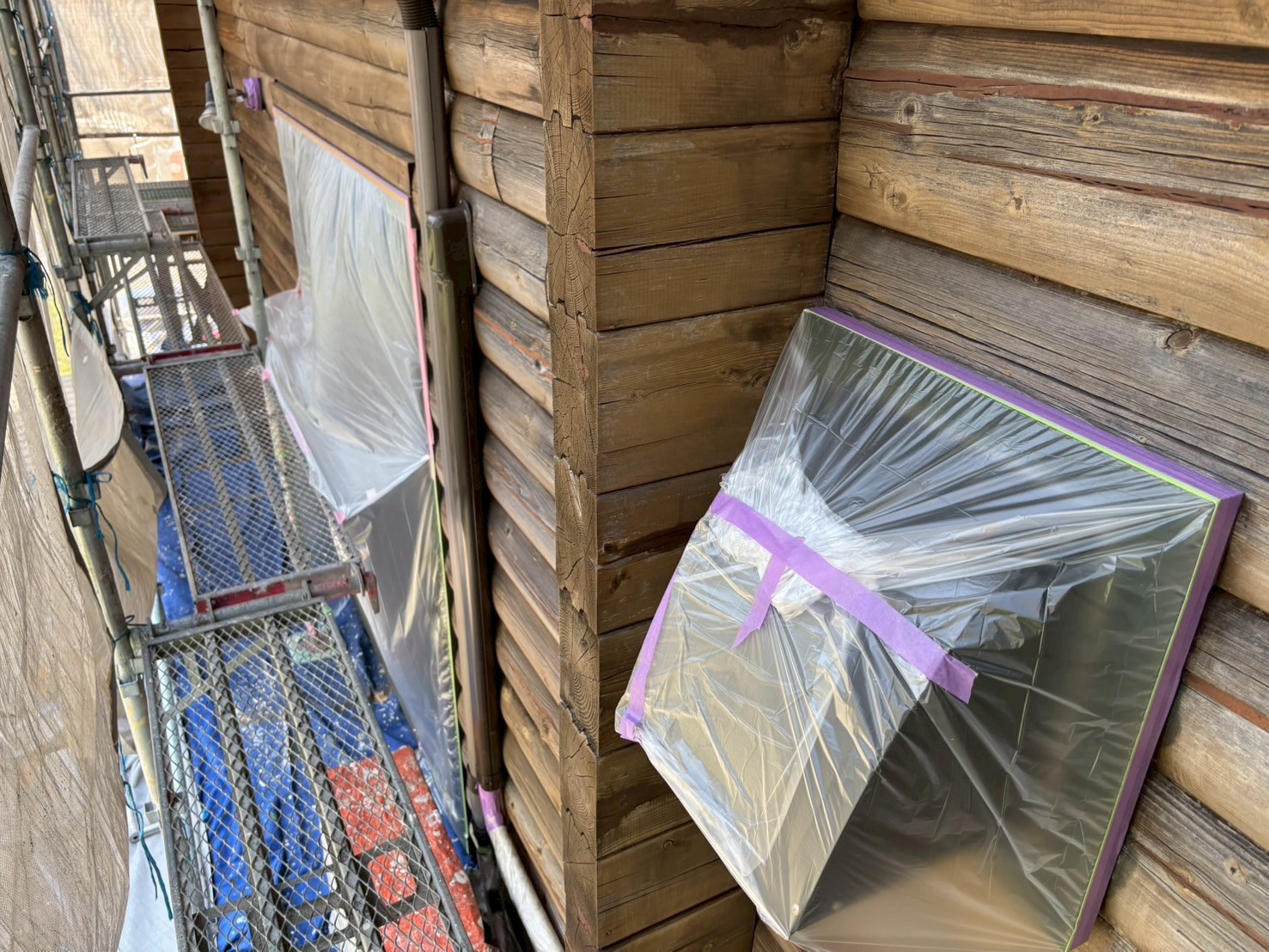 ノンロットで再塗装されたログハウスの外壁とウッドデッキ（いなべ市施工事例）