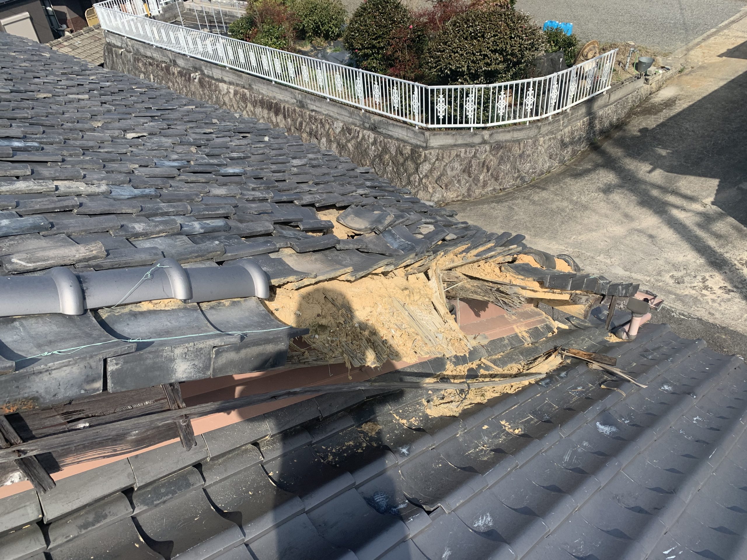 古民家瓦屋根に穴