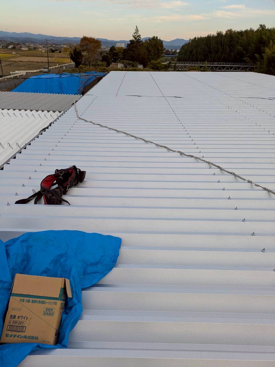 鈴鹿市折板屋根カバー工法