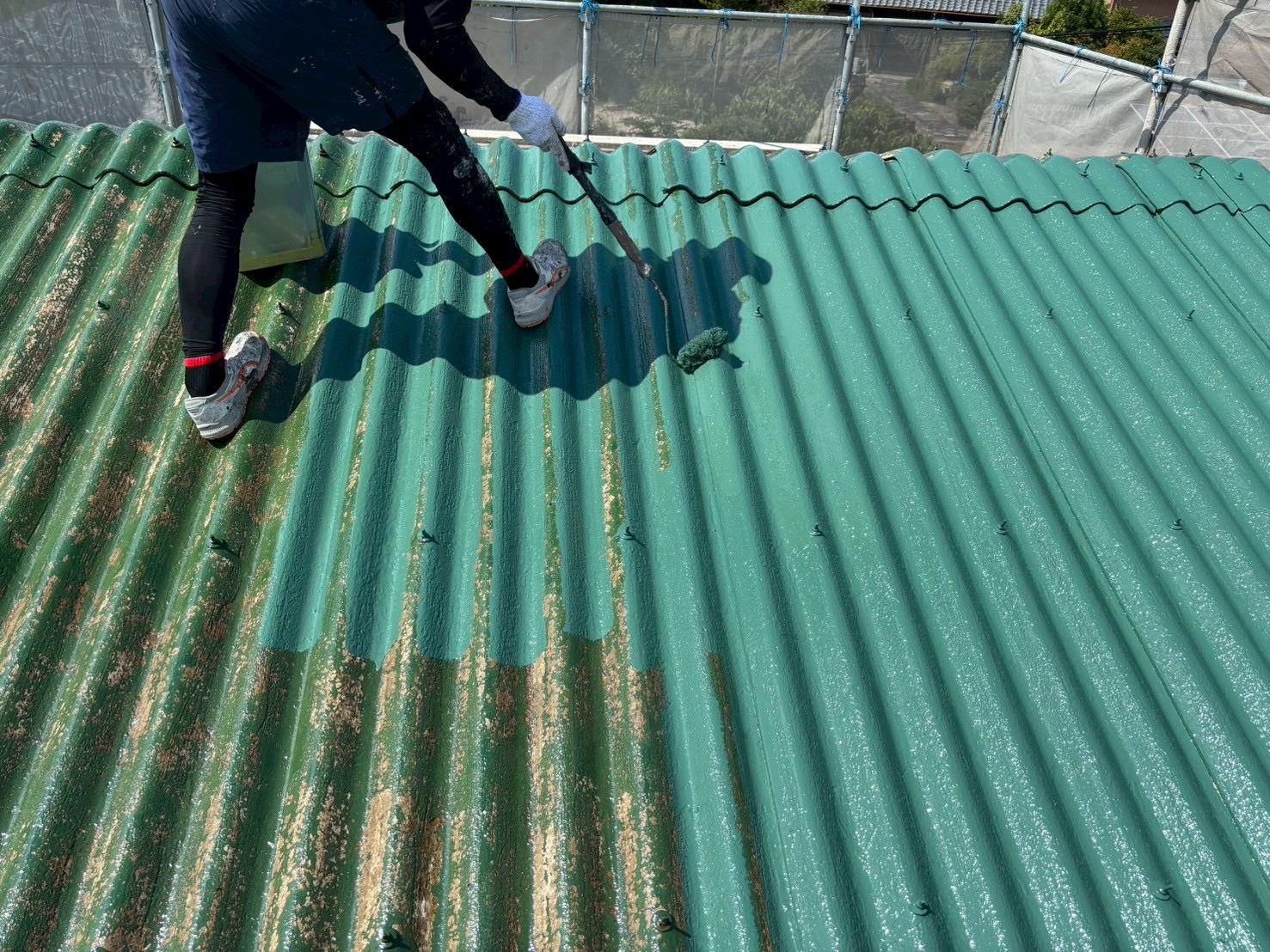 「プレミアムルーフSiで仕上げた四日市市の倉庫屋根 施工後」