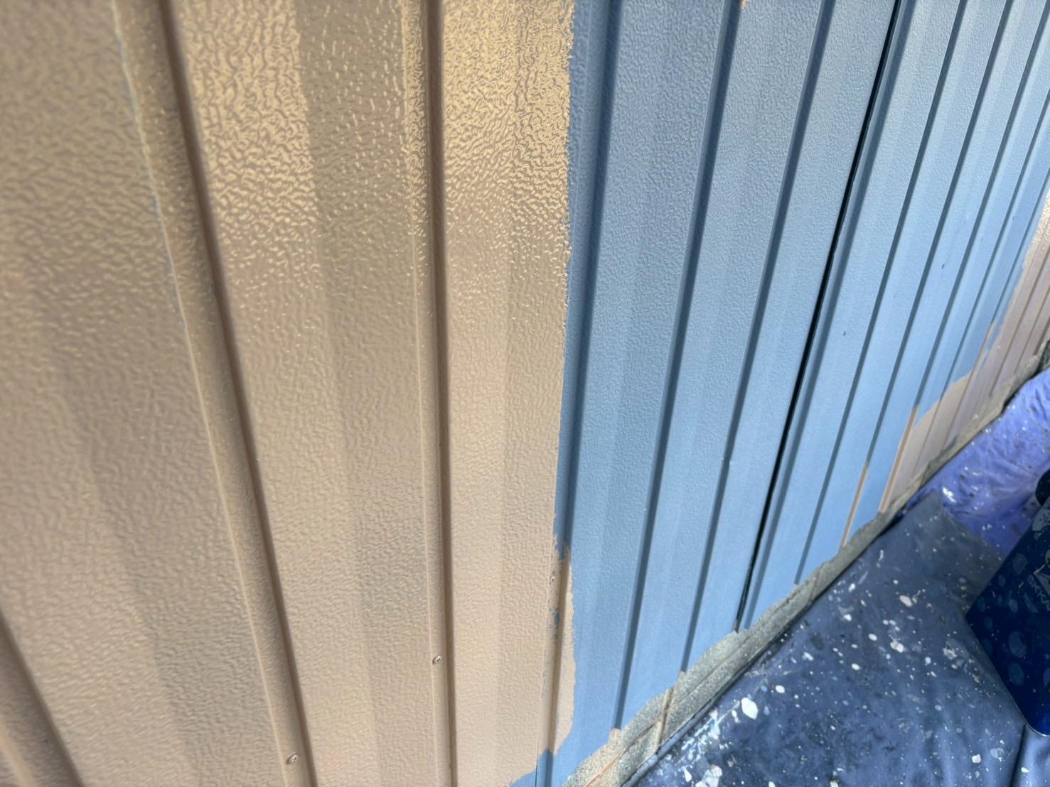 施工前にサビが広がっていた農機具倉庫の角波板金外壁と、塗装後に美しく蘇った外壁の比較写真