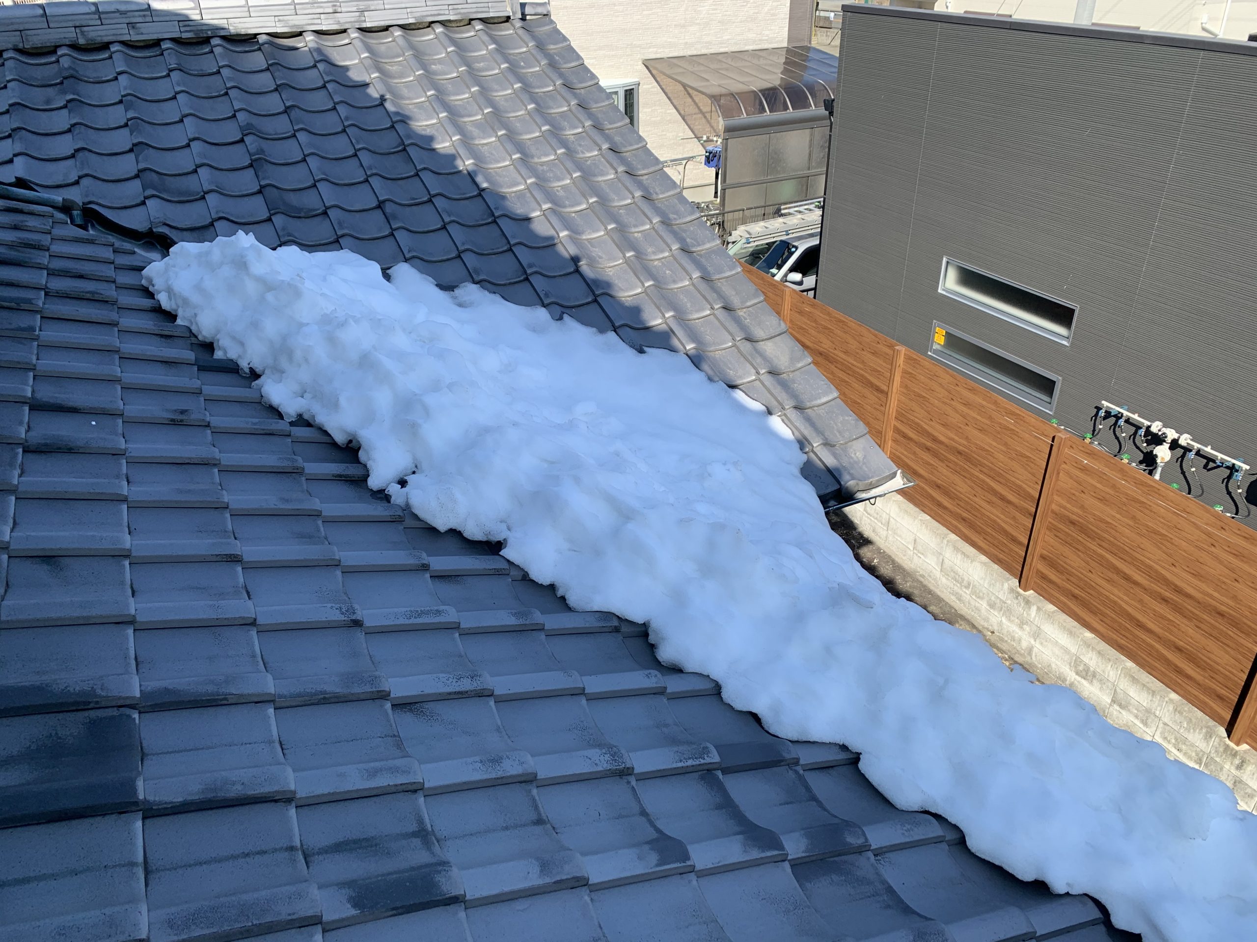 四日市市の雪害による雨樋破損