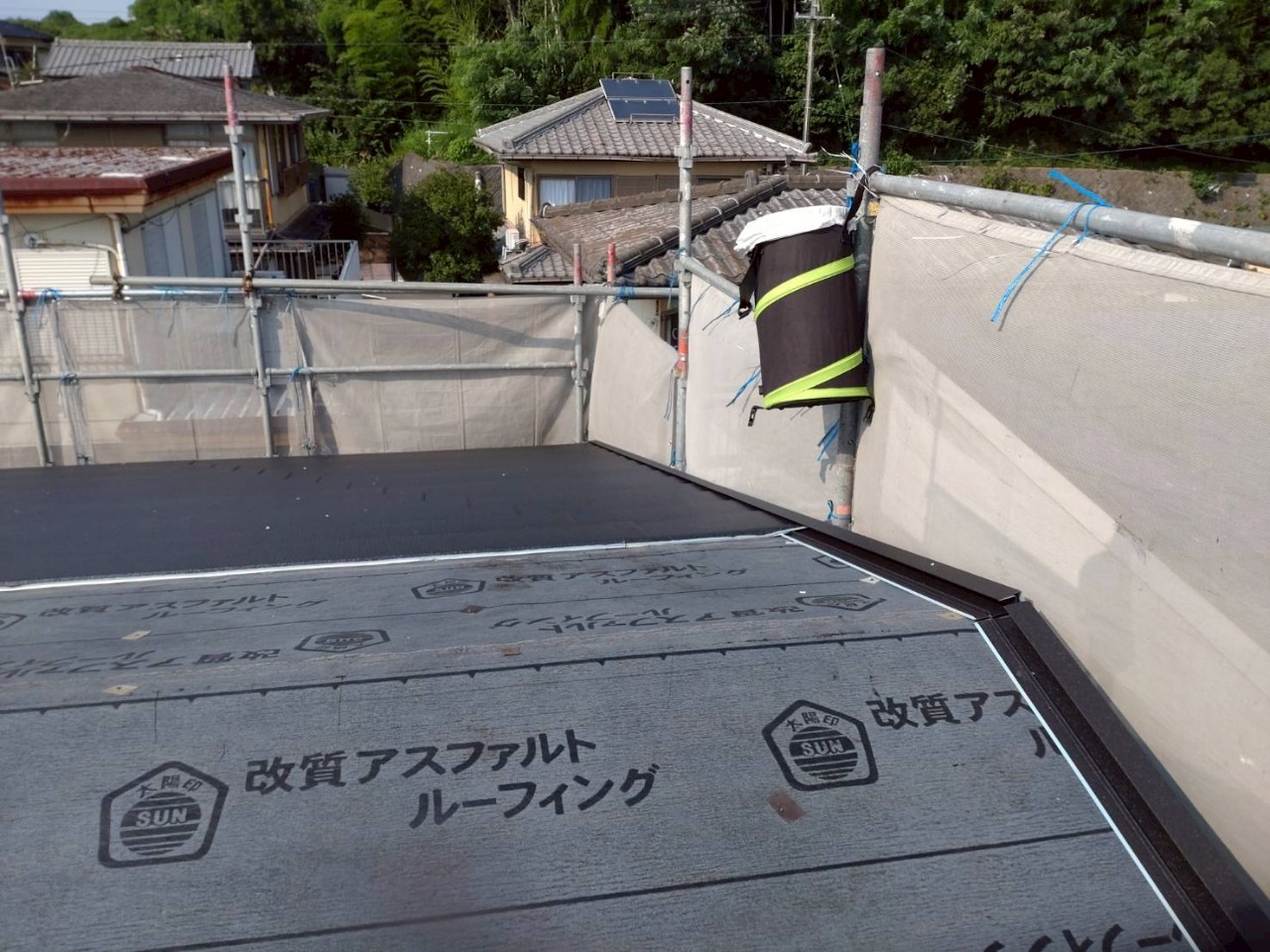 スーパーガルテクト施工中の写真（防水シート敷設）四日市市