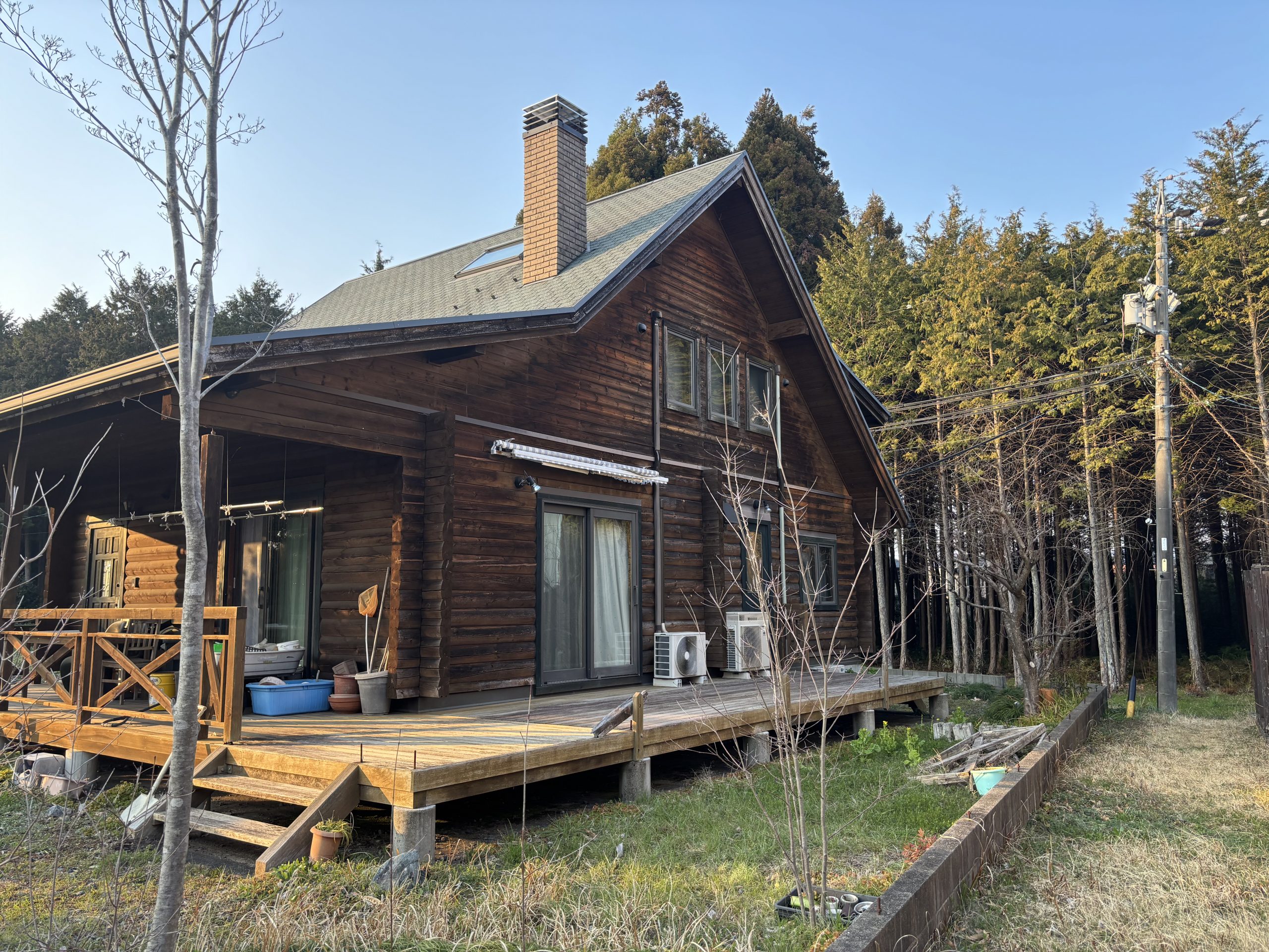 ノンロットで再塗装されたログハウスの外壁とウッドデッキ（いなべ市施工事例）