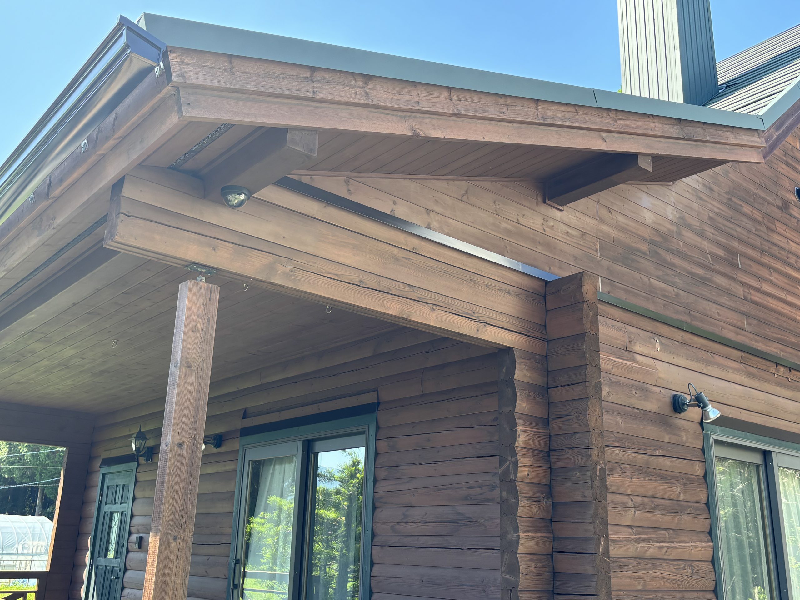 ノンロットで再塗装されたログハウスの外壁とウッドデッキ（いなべ市施工事例）