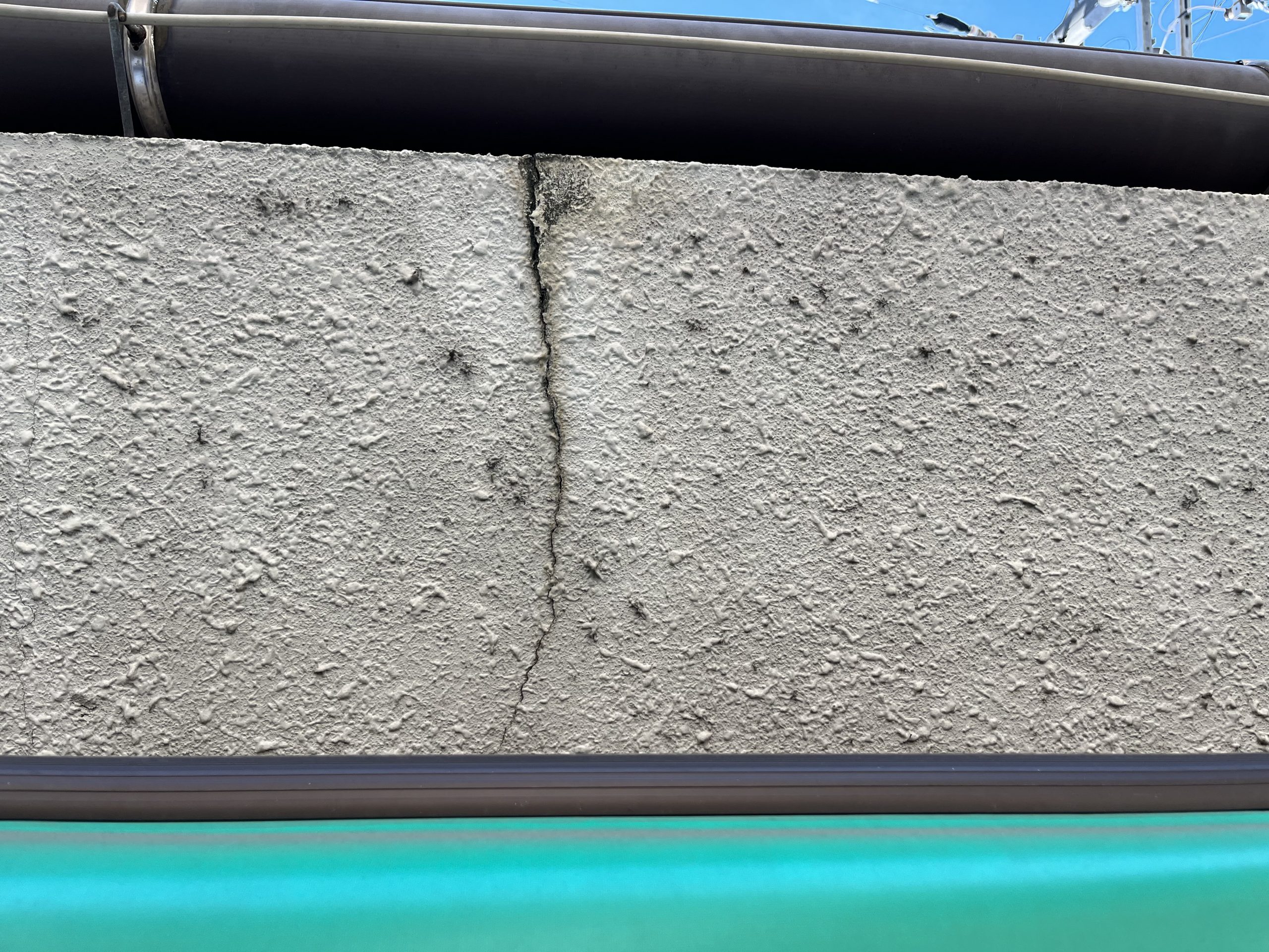 屋根軒先の下ひび割れ