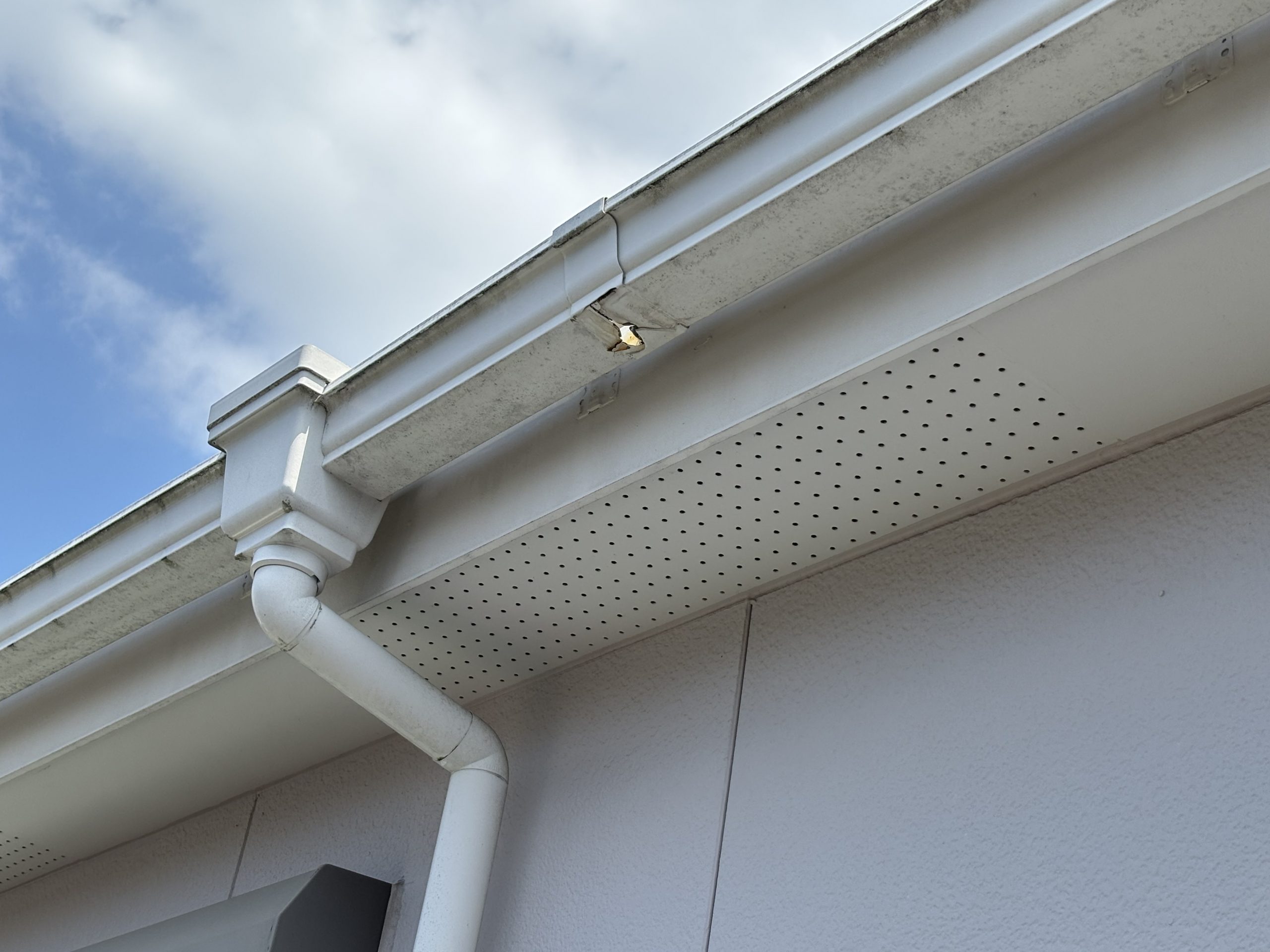 落雷により破損し焦げた雨樋のジョイント部分四日市市