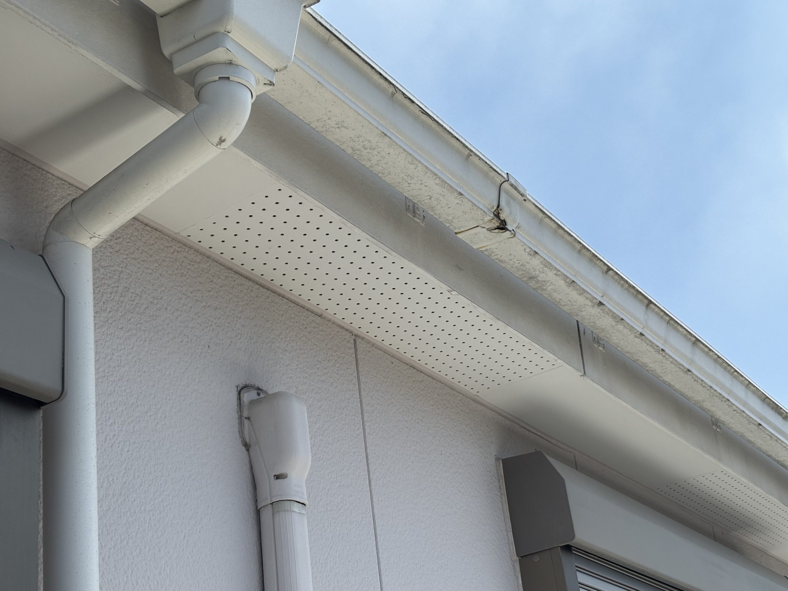 落雷により破損し焦げた雨樋のジョイント部分四日市市