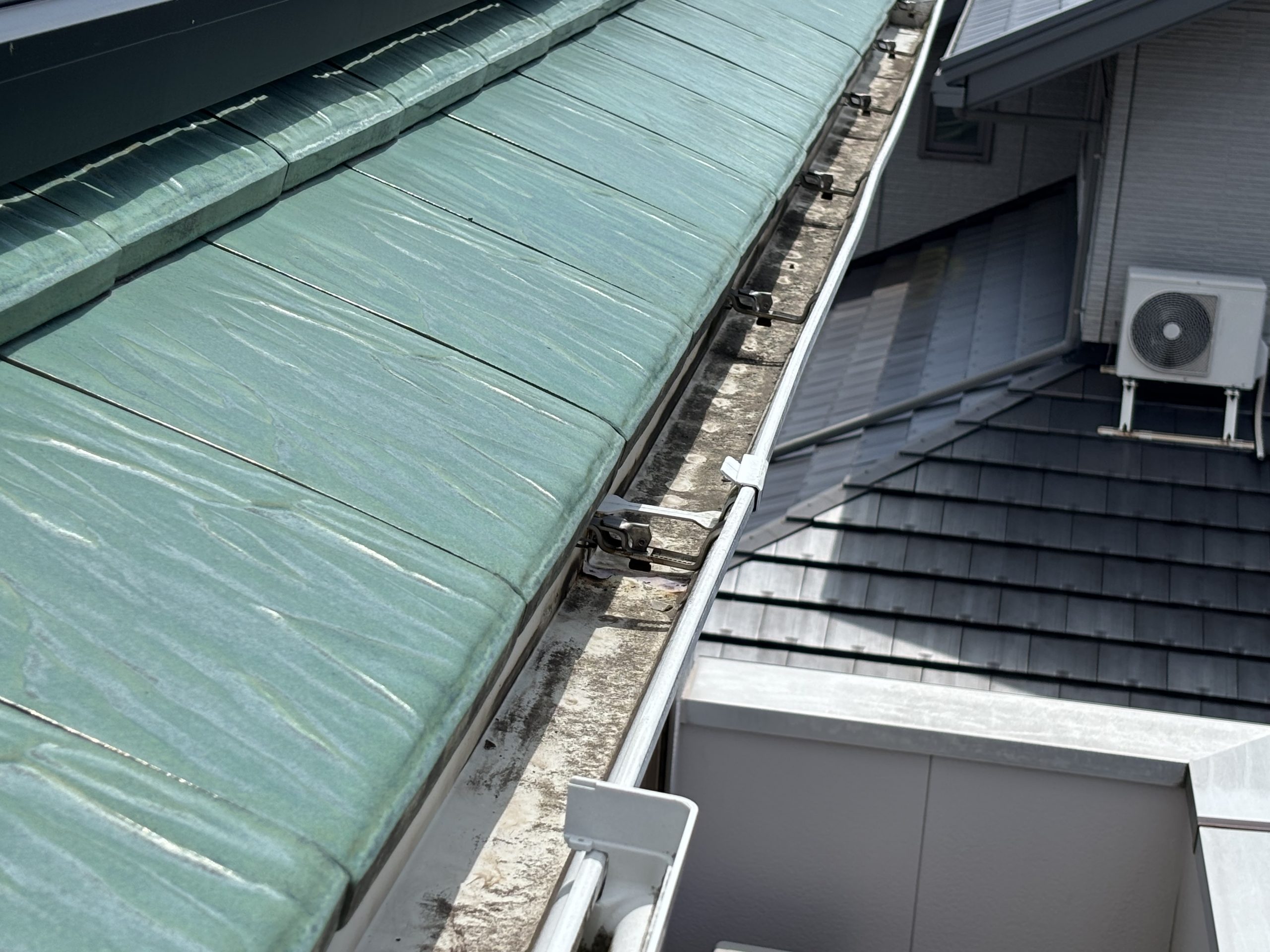 落雷により破損し焦げた雨樋のジョイント部分四日市市