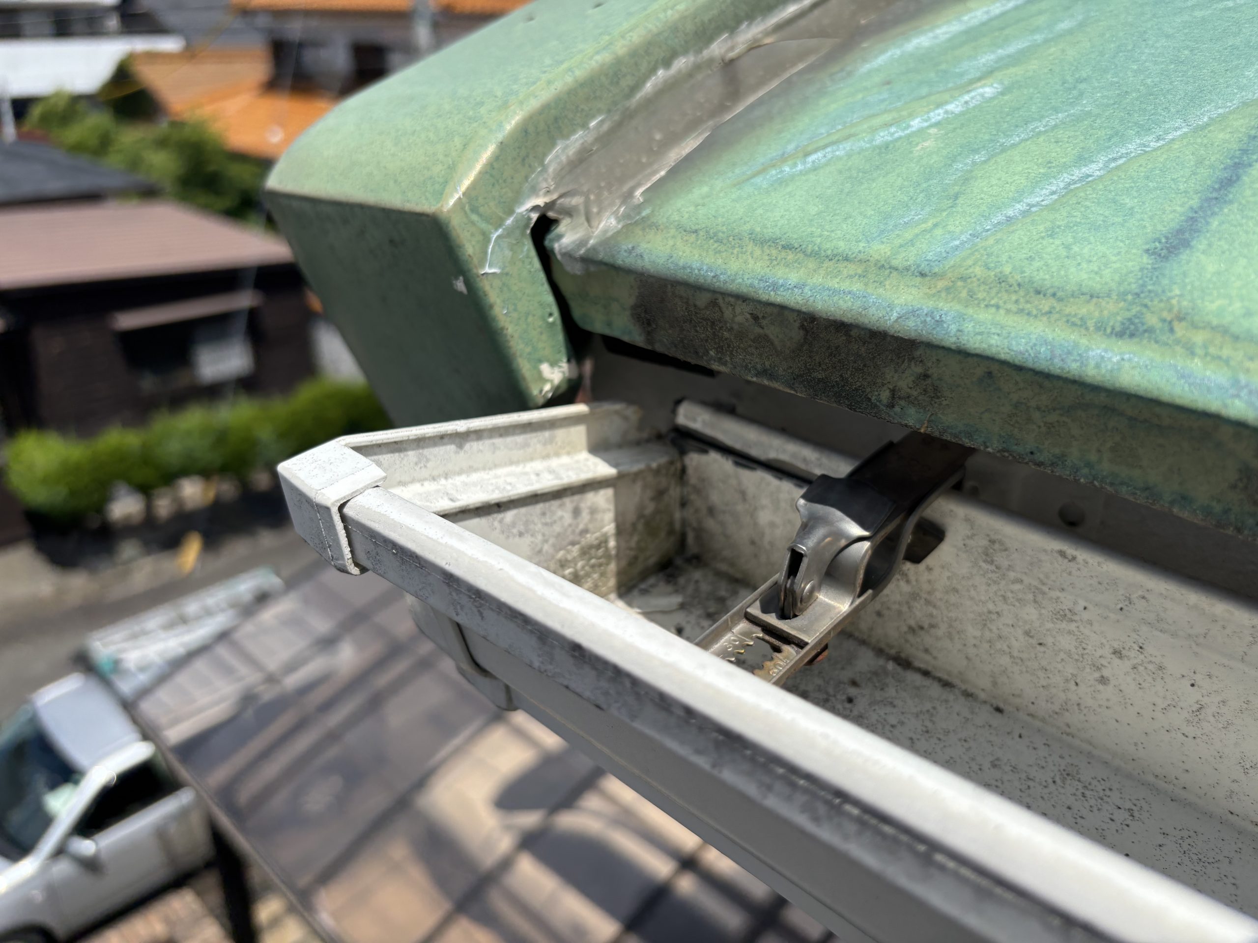 落雷により破損し焦げた雨樋のジョイント部分四日市市