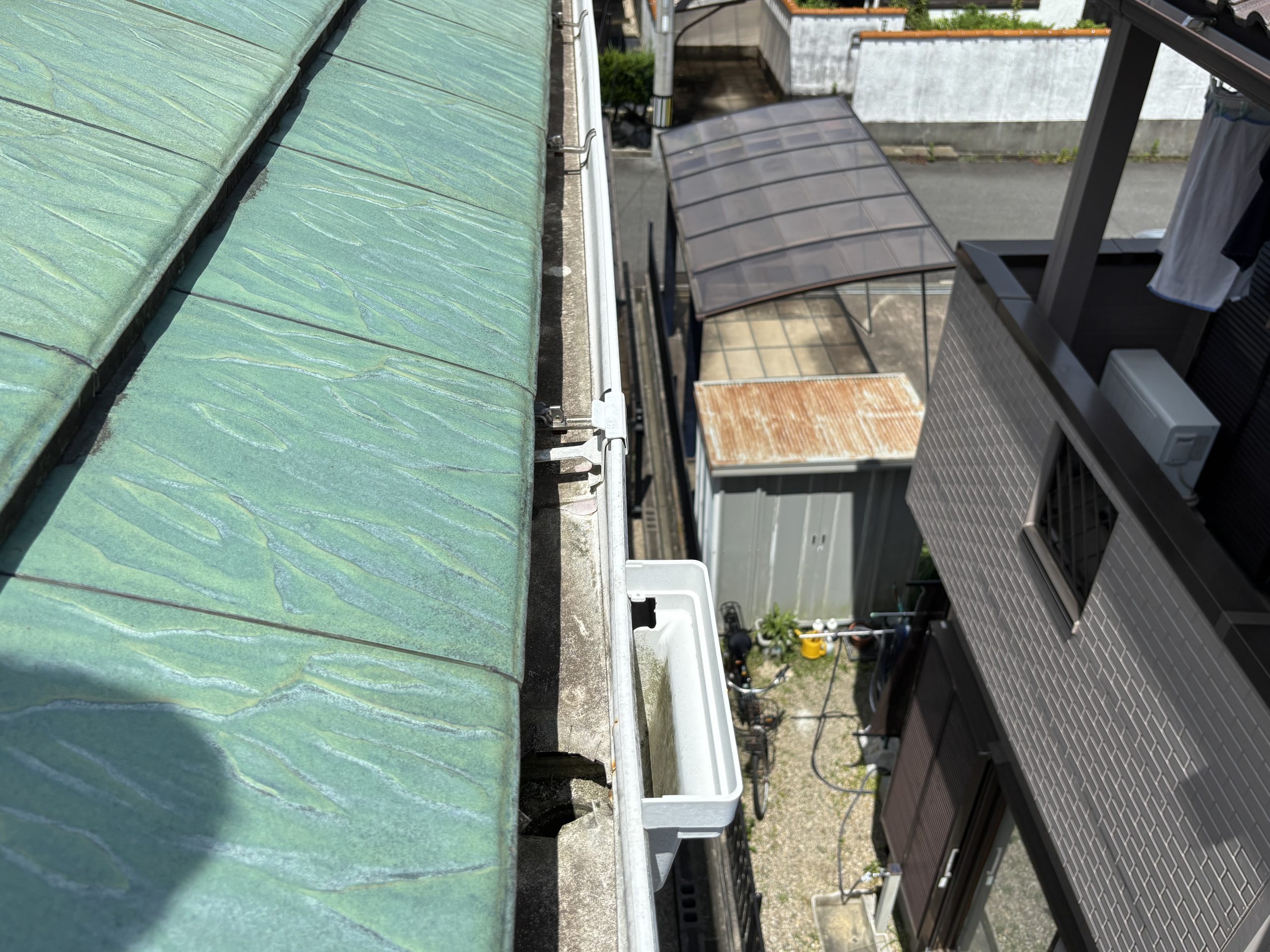 落雷により破損し焦げた雨樋のジョイント部分四日市市