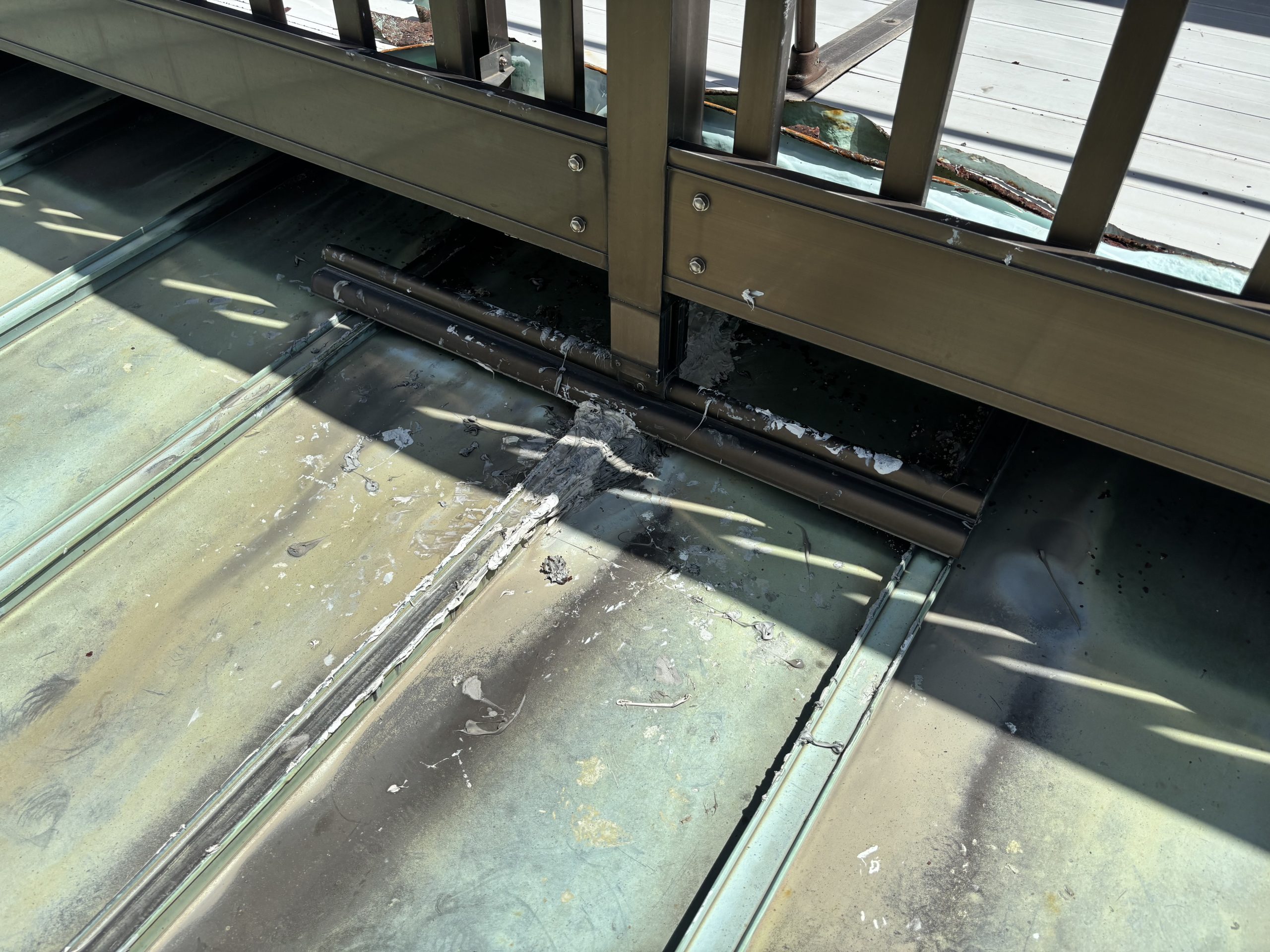 雨漏りしていた瓦棒屋根の様子。上部にはアルミ製ベランダが設置されている。四日市市