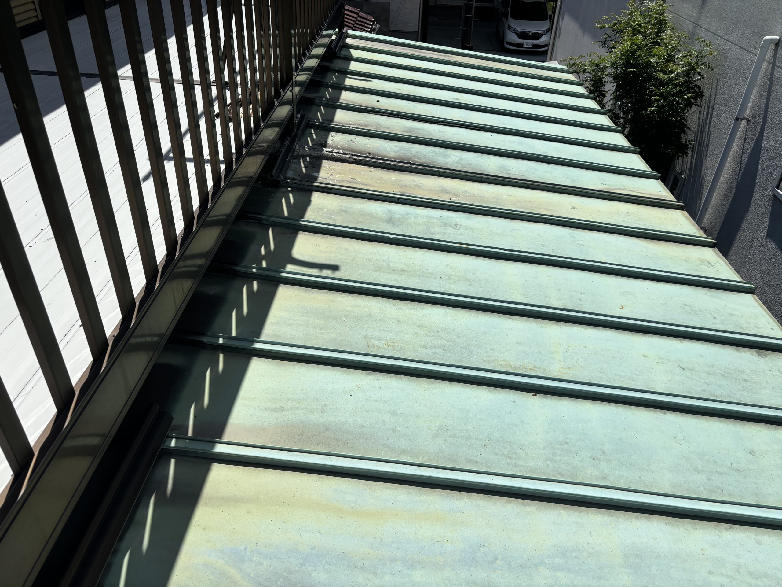 雨漏りしていた瓦棒屋根の様子。上部にはアルミ製ベランダが設置されている。四日市