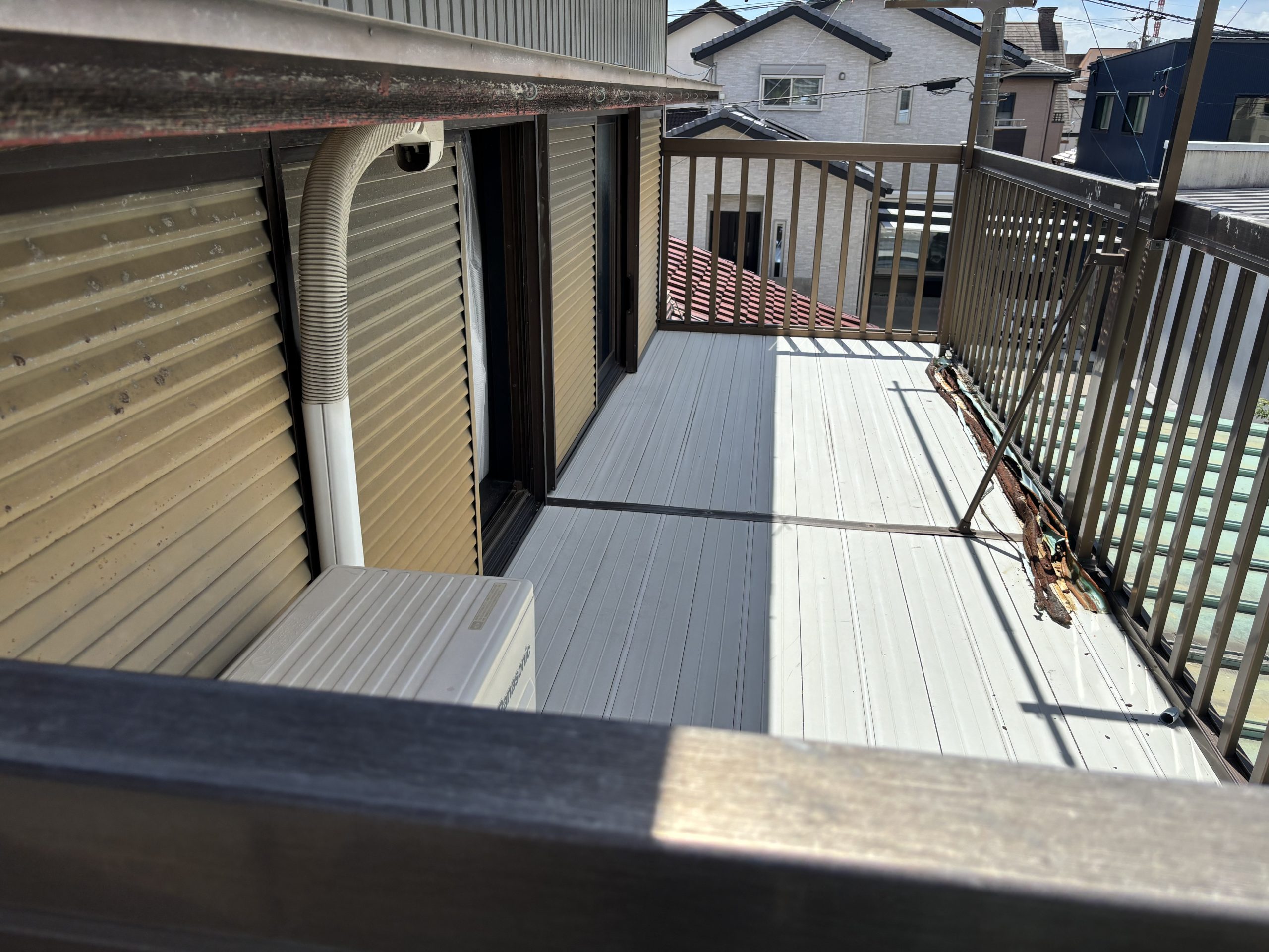 雨漏りしていた瓦棒屋根の様子。上部にはアルミ製ベランダが設置されている。四日市市