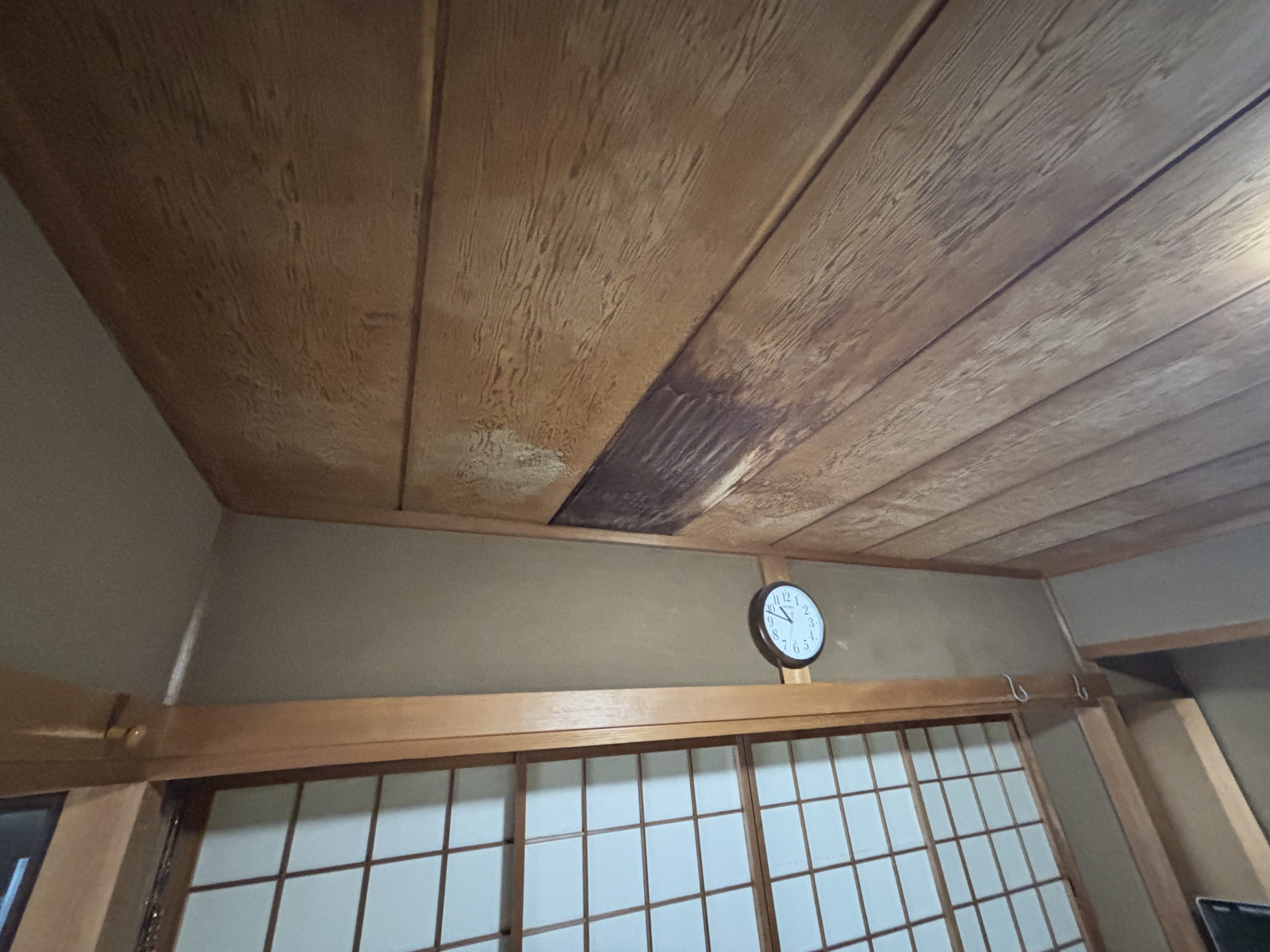 和室天井に広がる雨染み。雨水が天井材を通って浸出している様子が分かる四日市市
