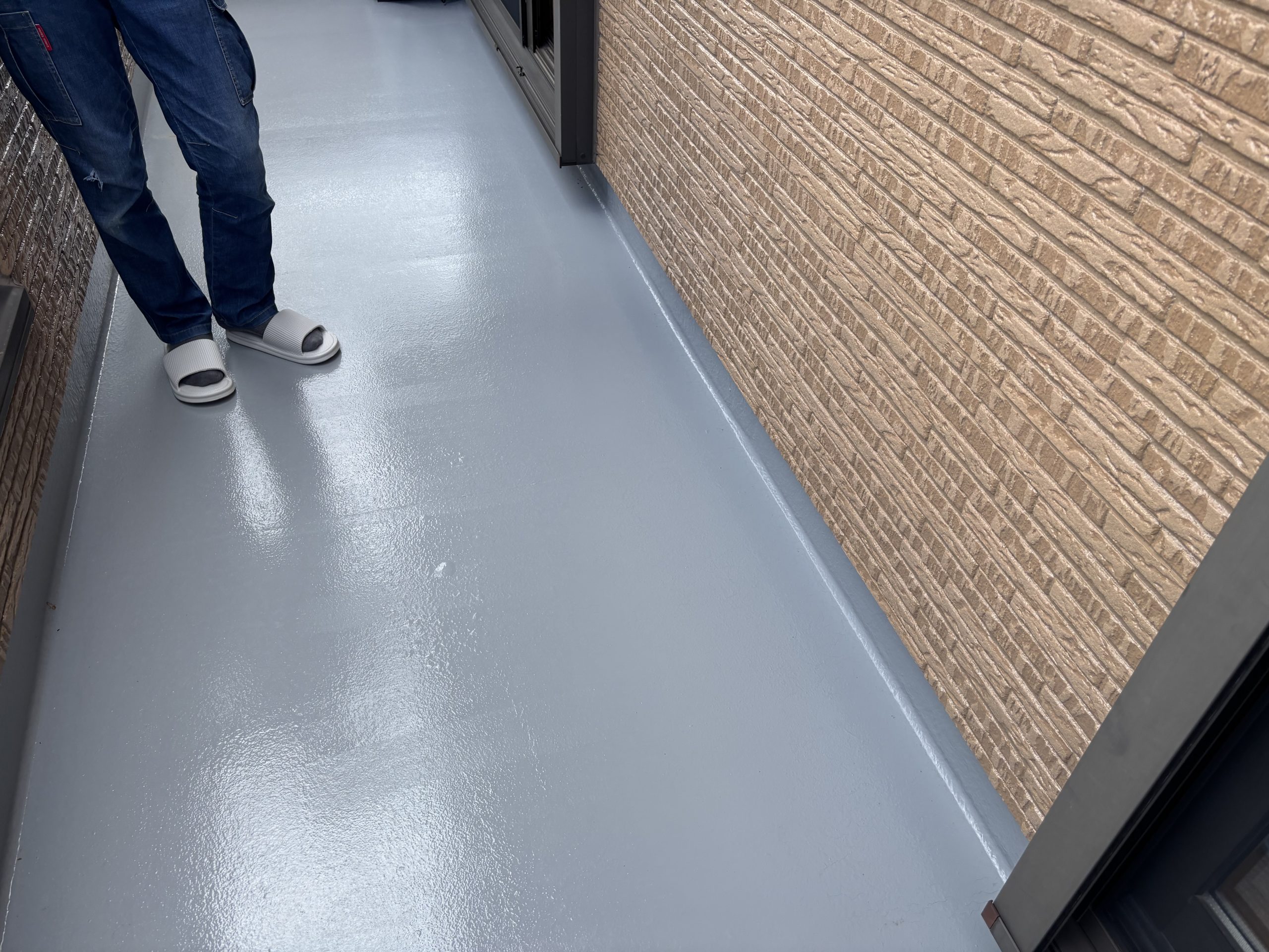 　「踏むと沈み込むベランダ床、雨水が浸入している可能性大」菰野町