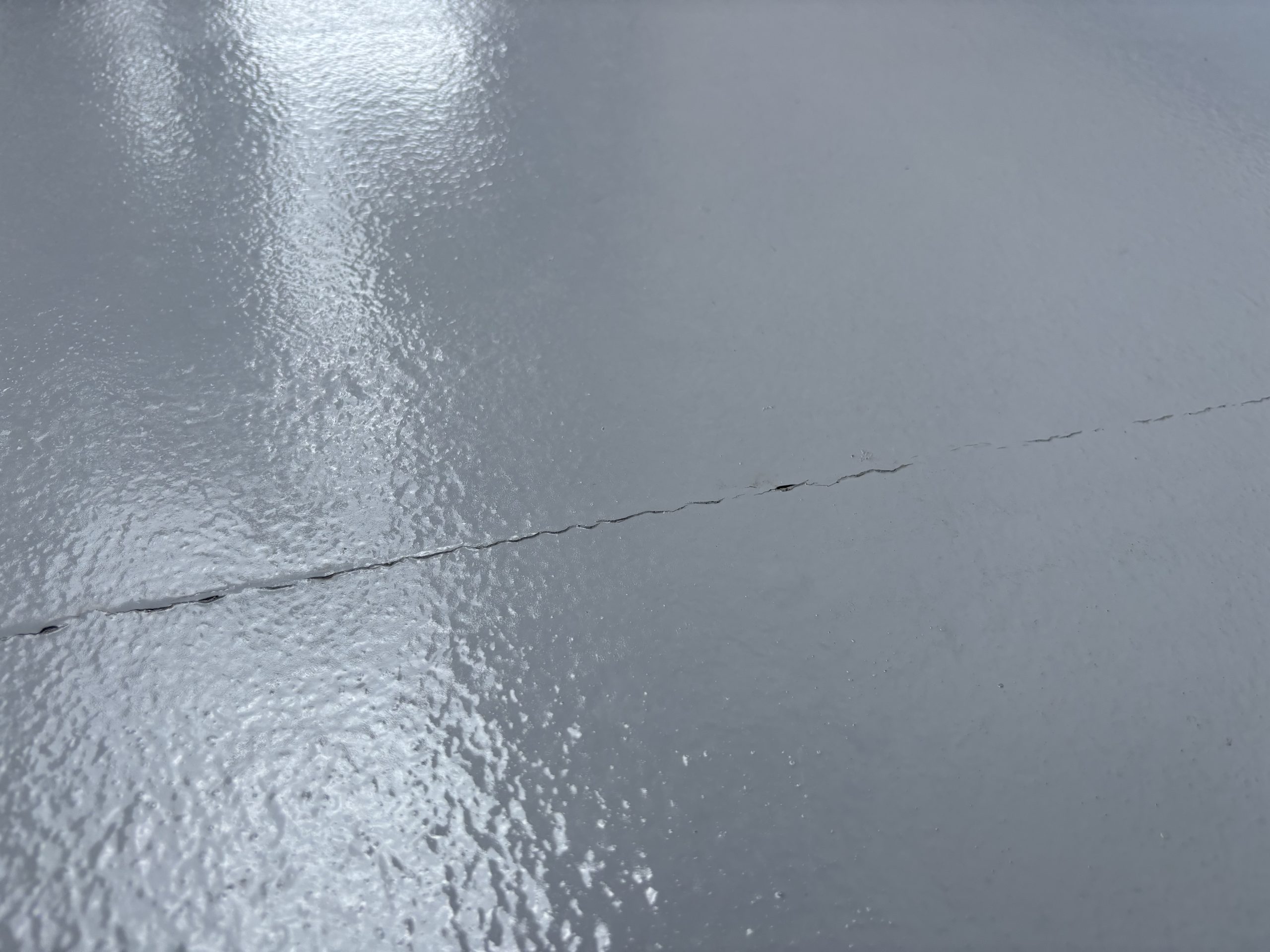 菰野町の中古住宅ベランダに見られたFRP防水のひび割れ