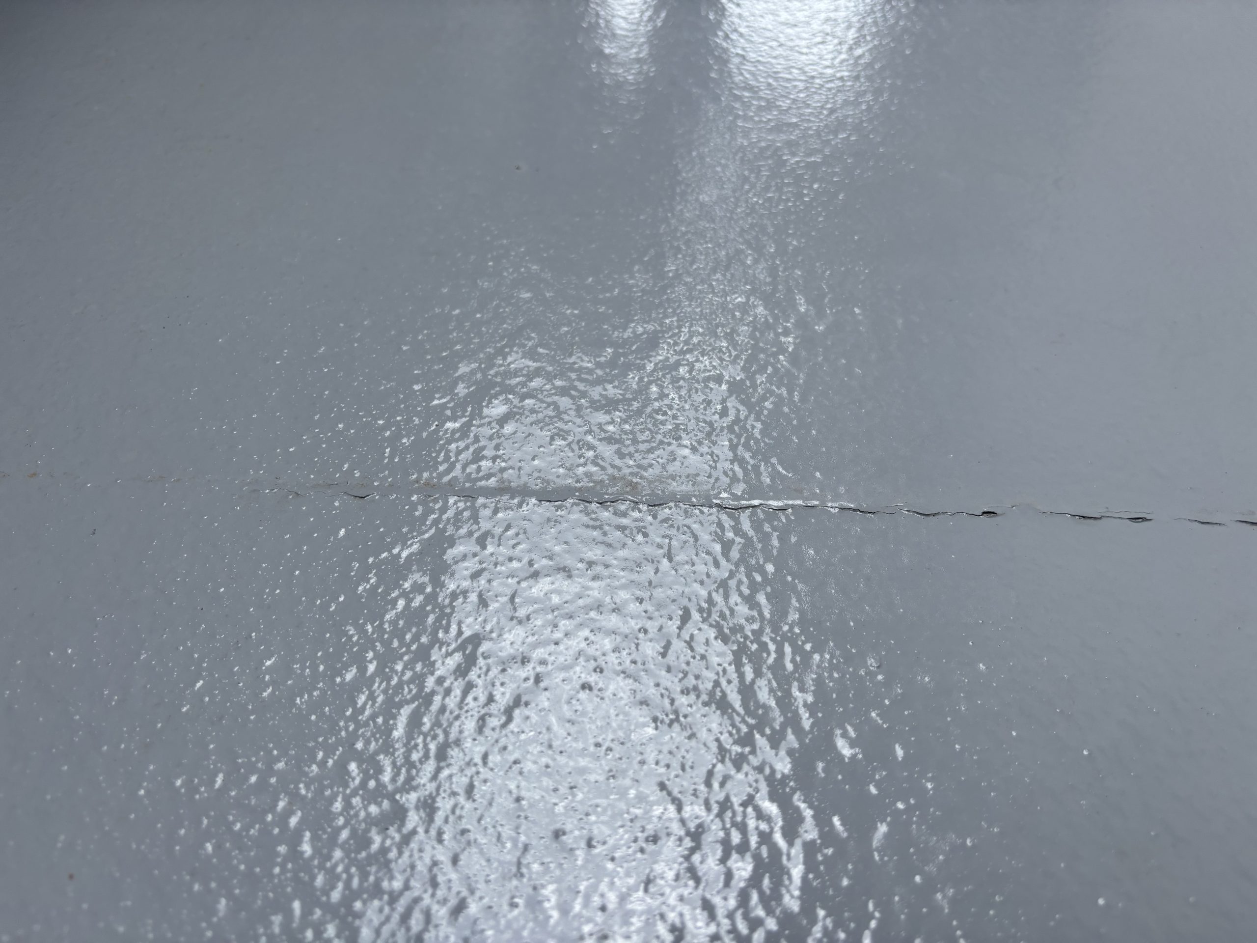 菰野町の中古住宅ベランダに見られたFRP防水のひび割れ