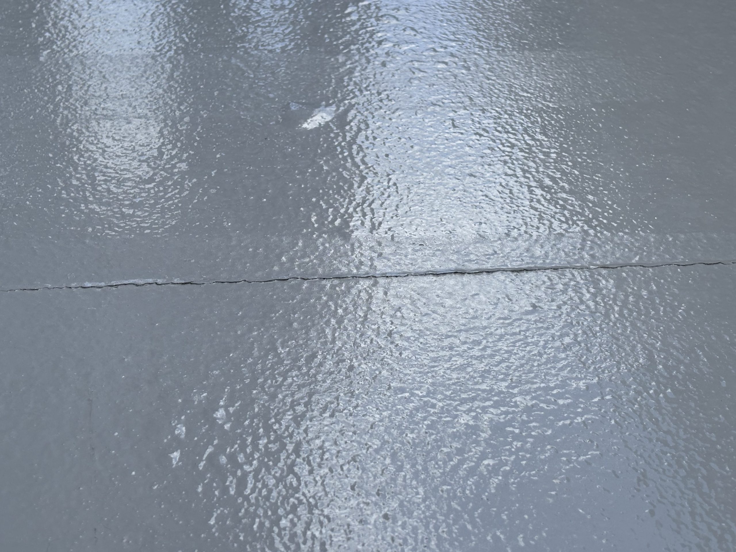 　「踏むと沈み込むベランダ床、雨水が浸入している可能性大」菰野町