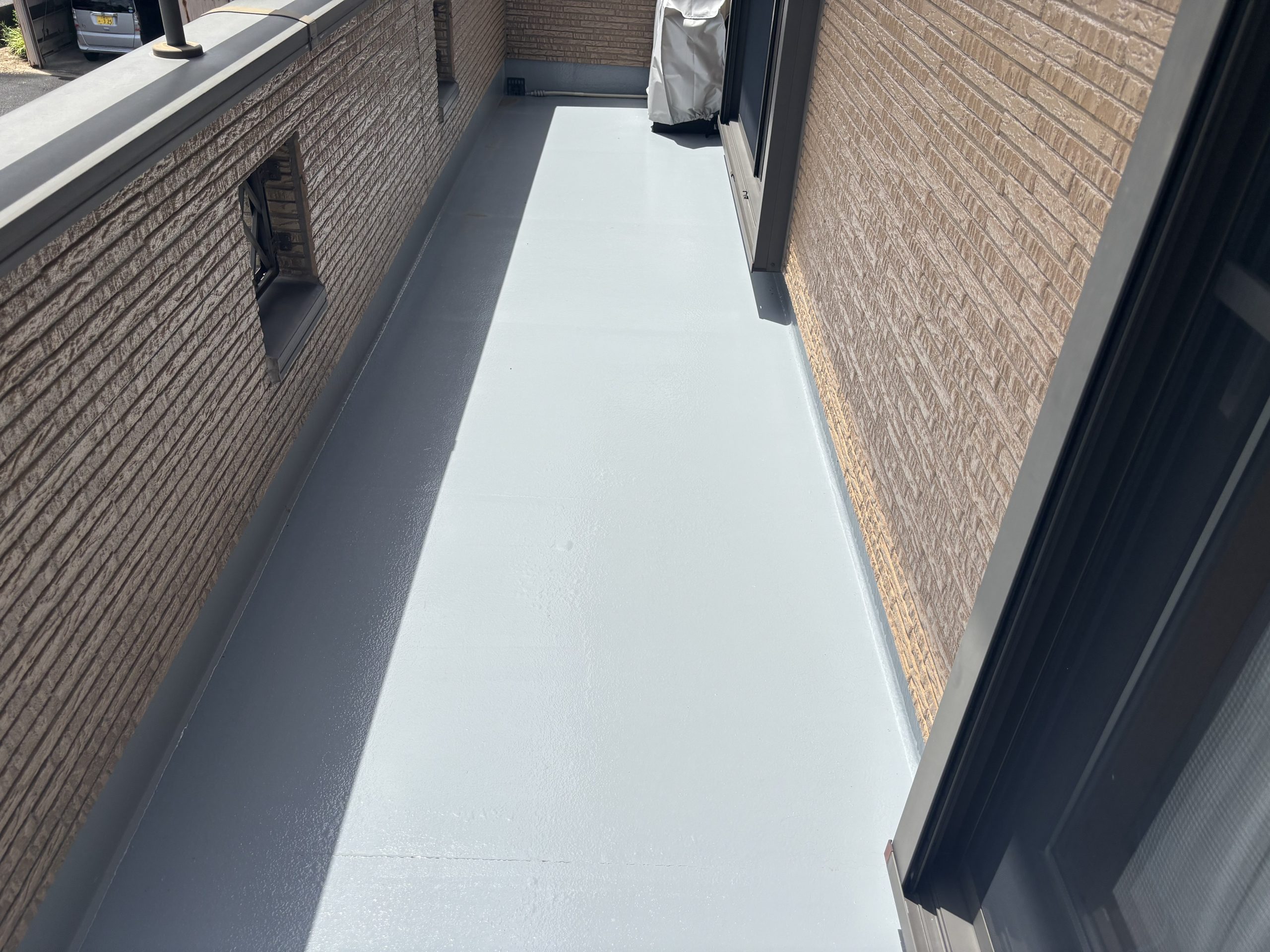 菰野町の中古住宅ベランダに見られたFRP防水のひび割れ