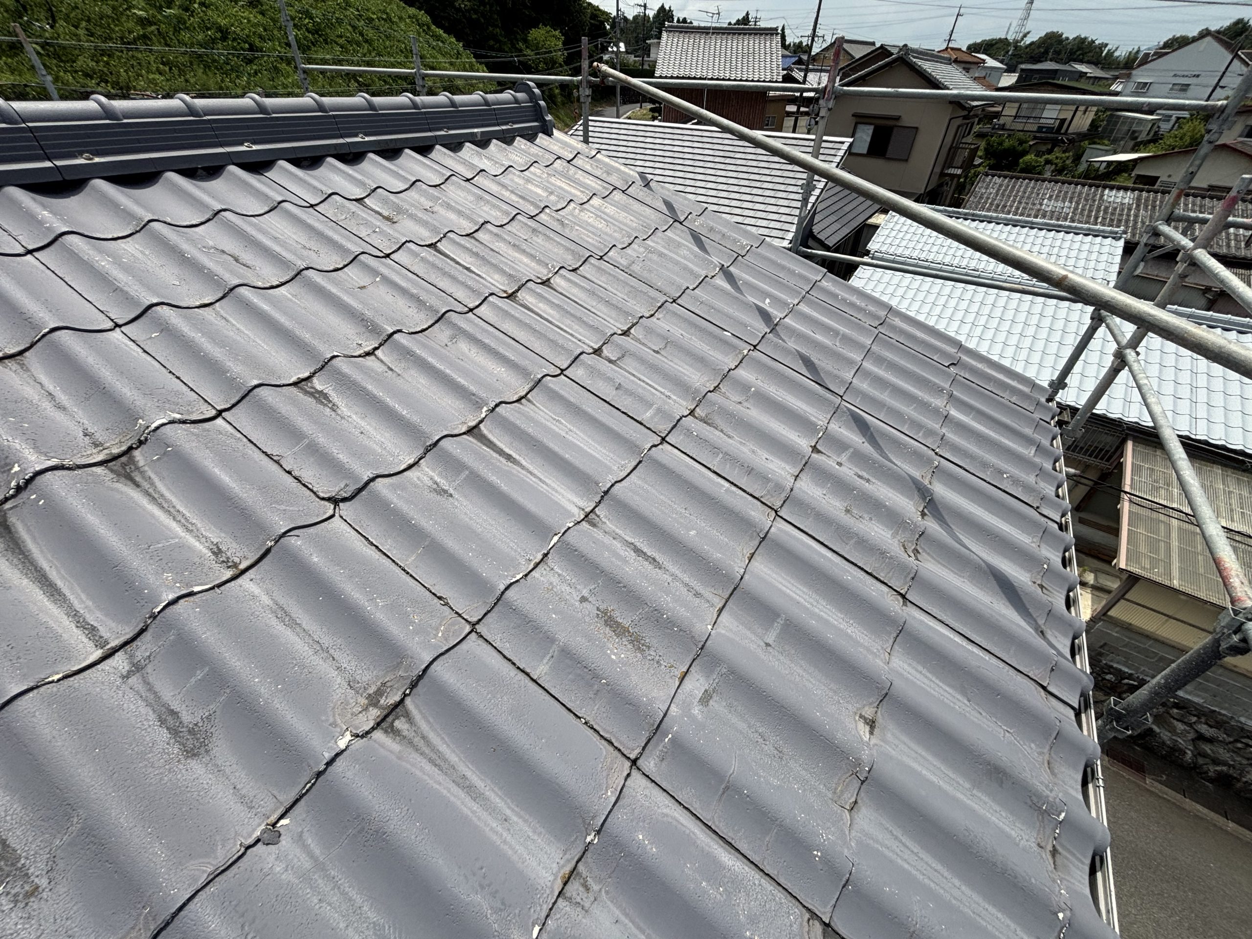 「セキスイかわらUの劣化が進んだ亀山市のお宅の屋根。表面剥離や割れが複数箇所に確認できる」