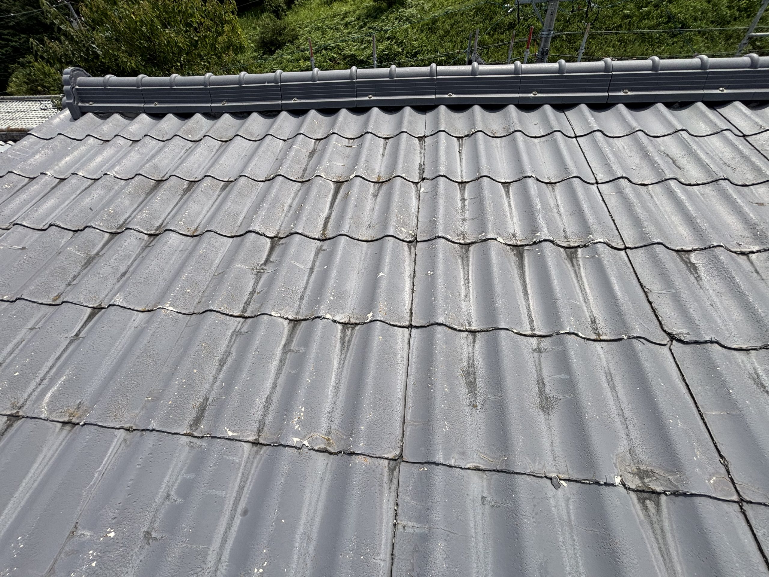 「セキスイかわらUの劣化が進んだ亀山市のお宅の屋根。表面剥離や割れが複数箇所に確認できる」