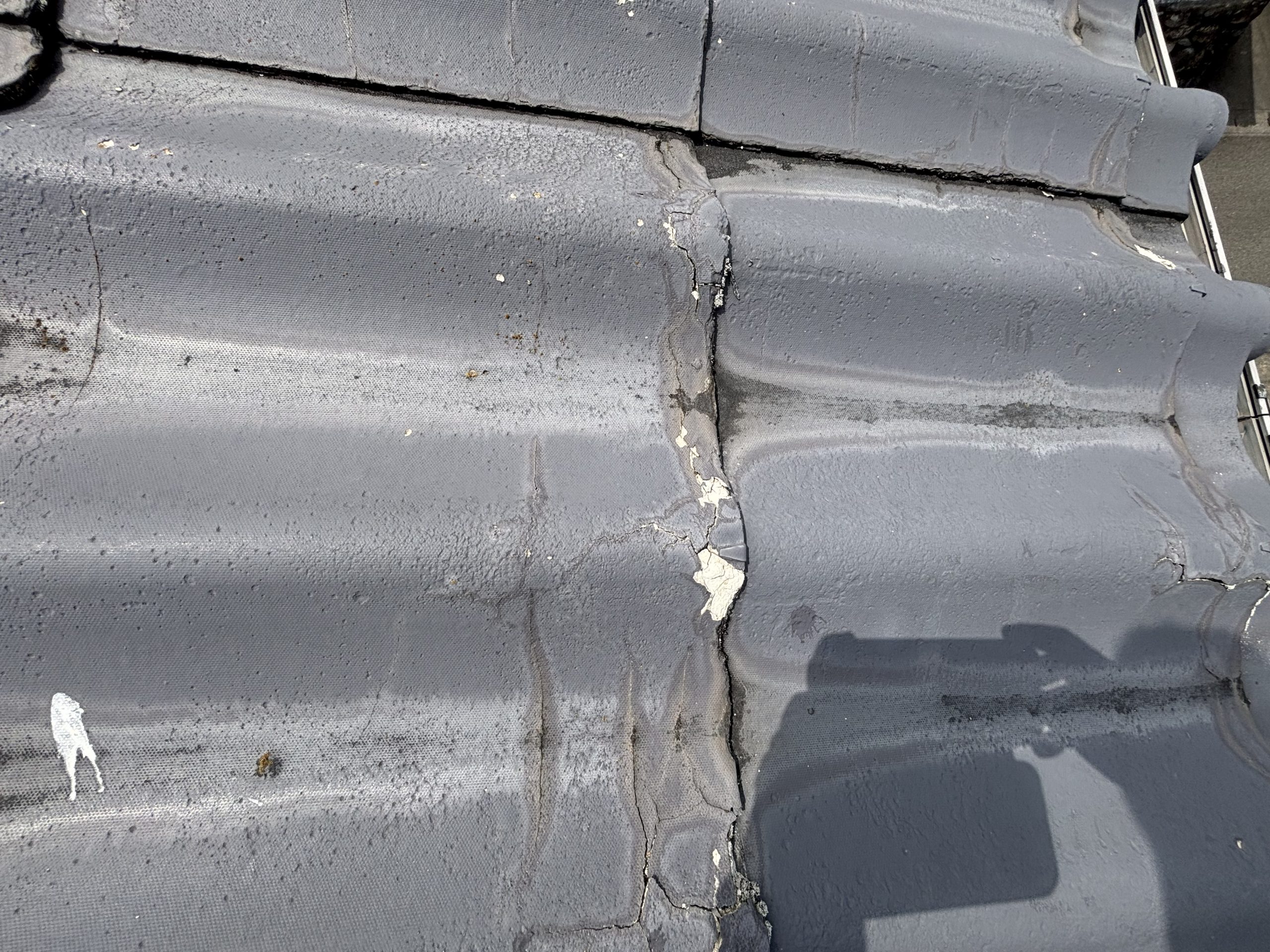 「セキスイかわらUの劣化が進んだ亀山市のお宅の屋根。表面剥離や割れが複数箇所に確認できる」