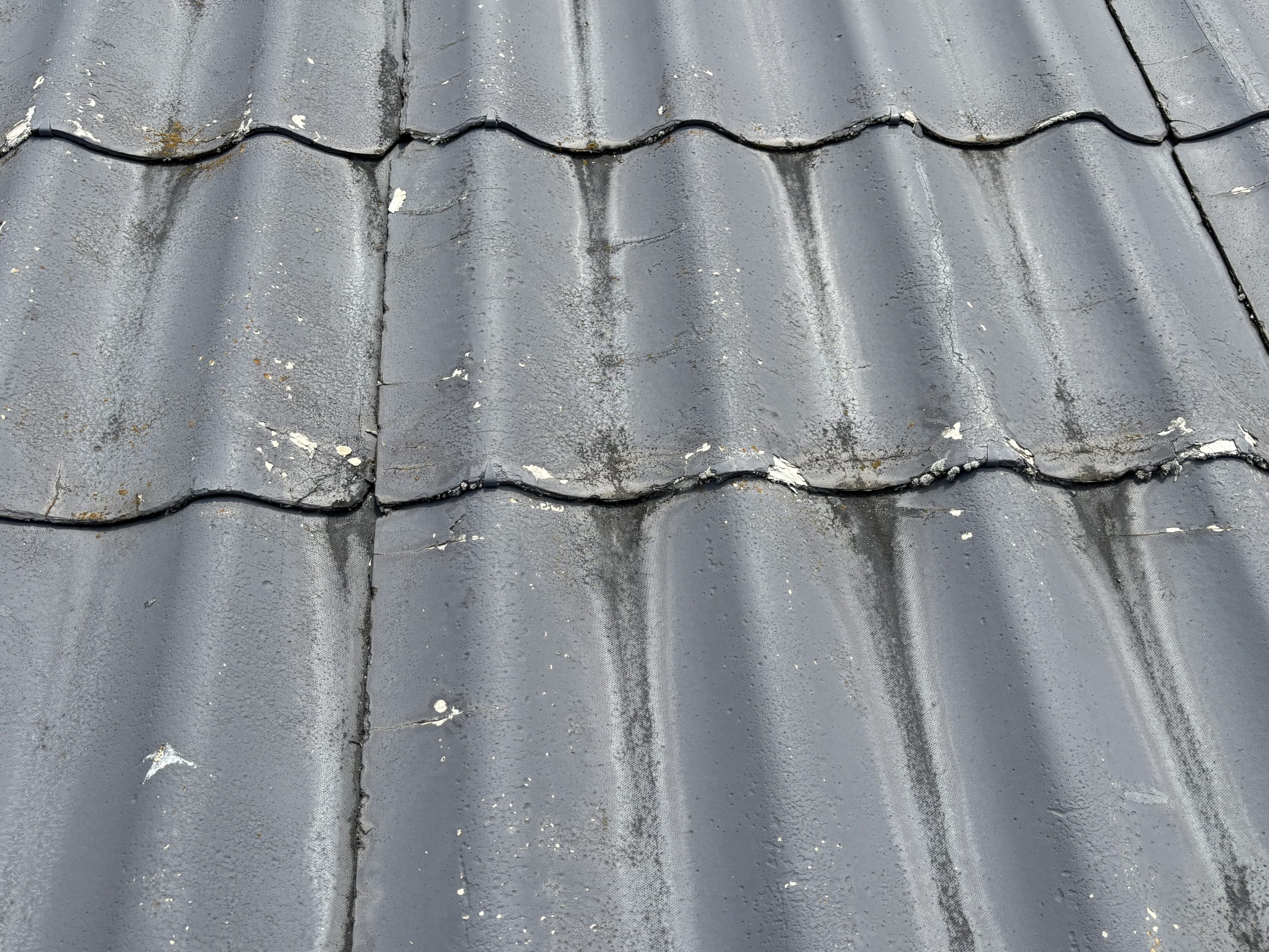 「セキスイかわらUの劣化が進んだ亀山市のお宅の屋根。表面剥離や割れが複数箇所に確認できる」