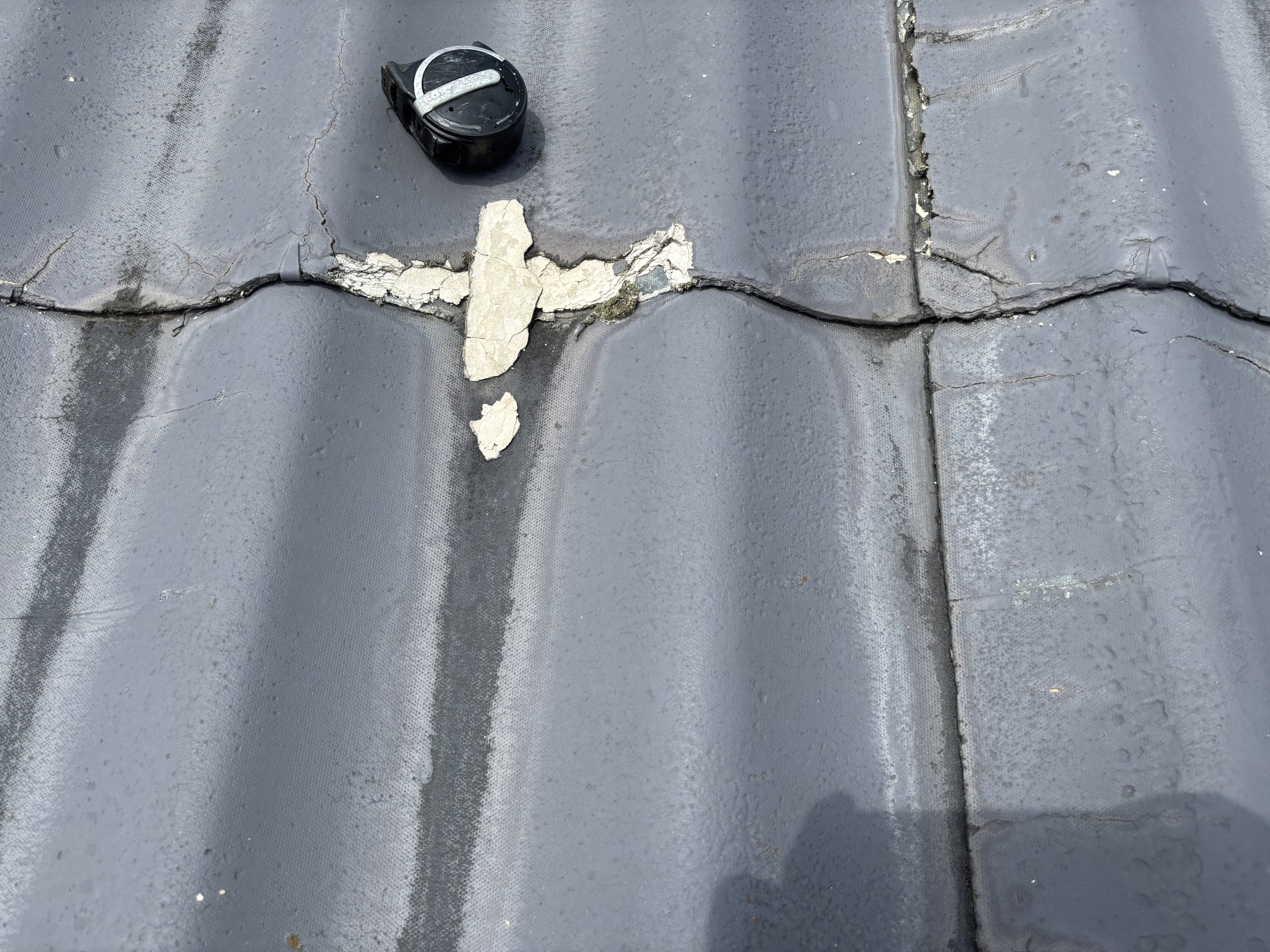 「セキスイかわらUの劣化が進んだ亀山市のお宅の屋根。表面剥離や割れが複数箇所に確認できる」