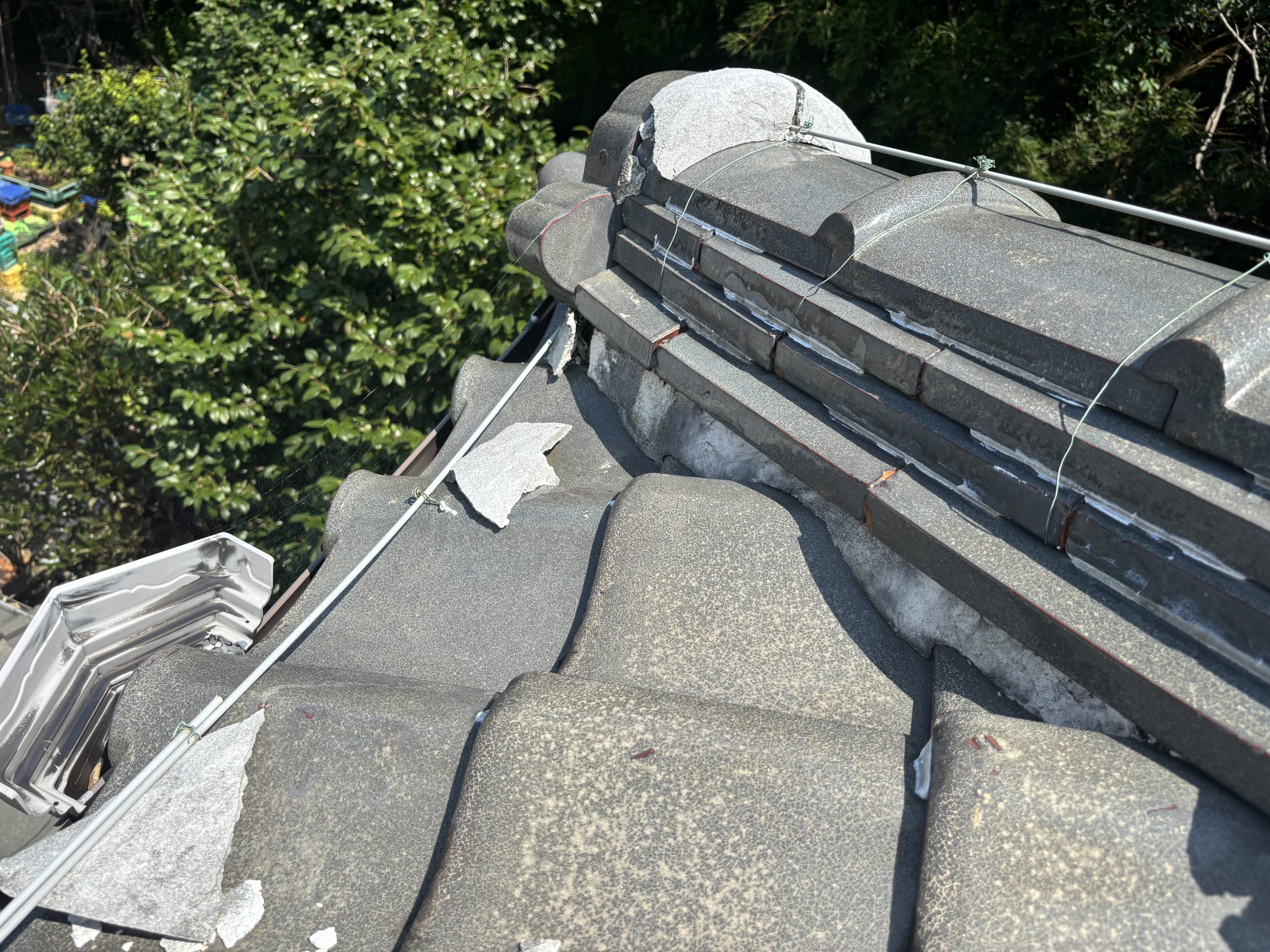 棟の面戸漆喰に上塗りが重ねられ、層状にはがれている様子（四日市市三滝台）