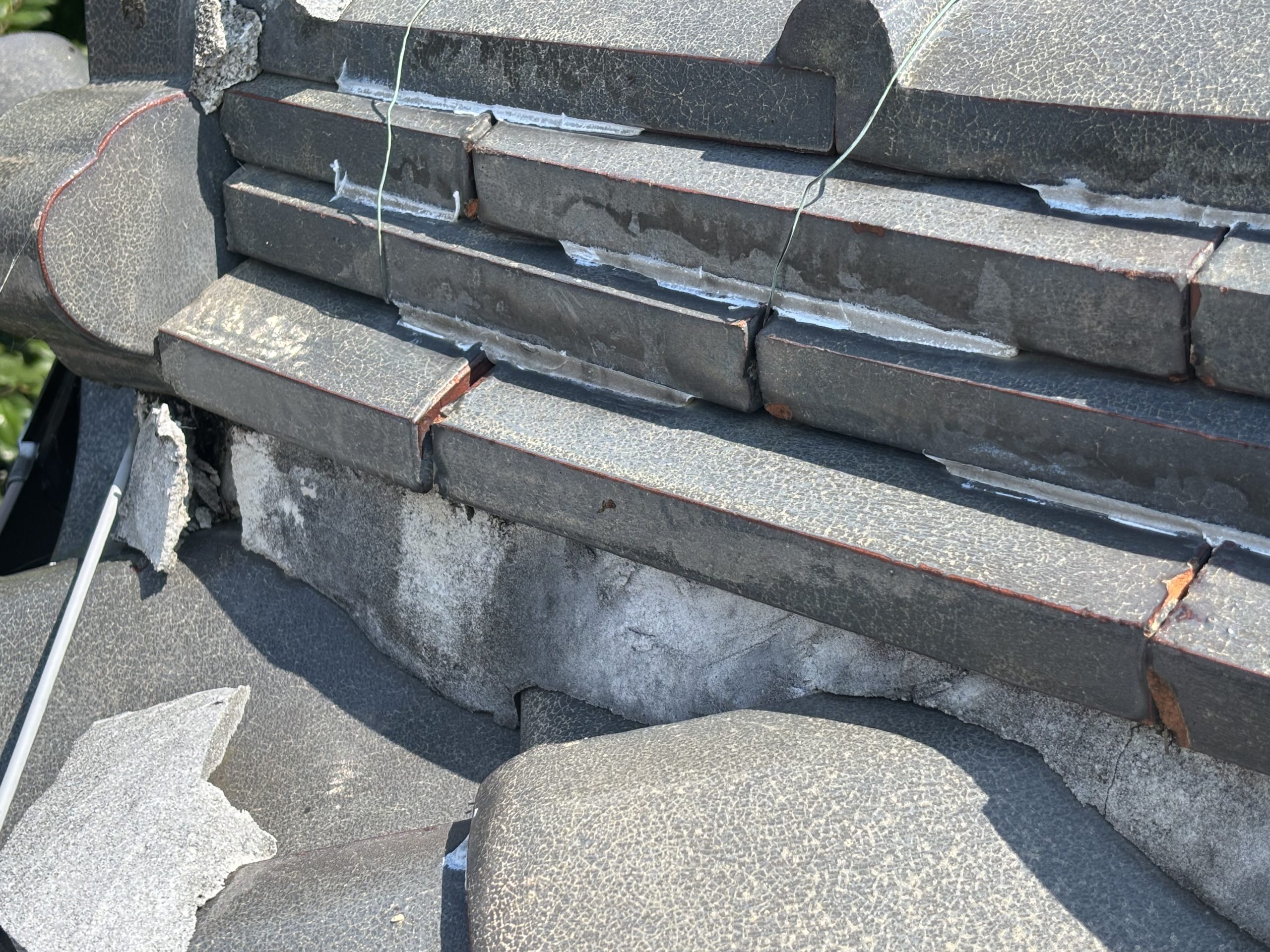 棟の面戸漆喰に上塗りが重ねられ、層状にはがれている様子（四日市市三滝台）