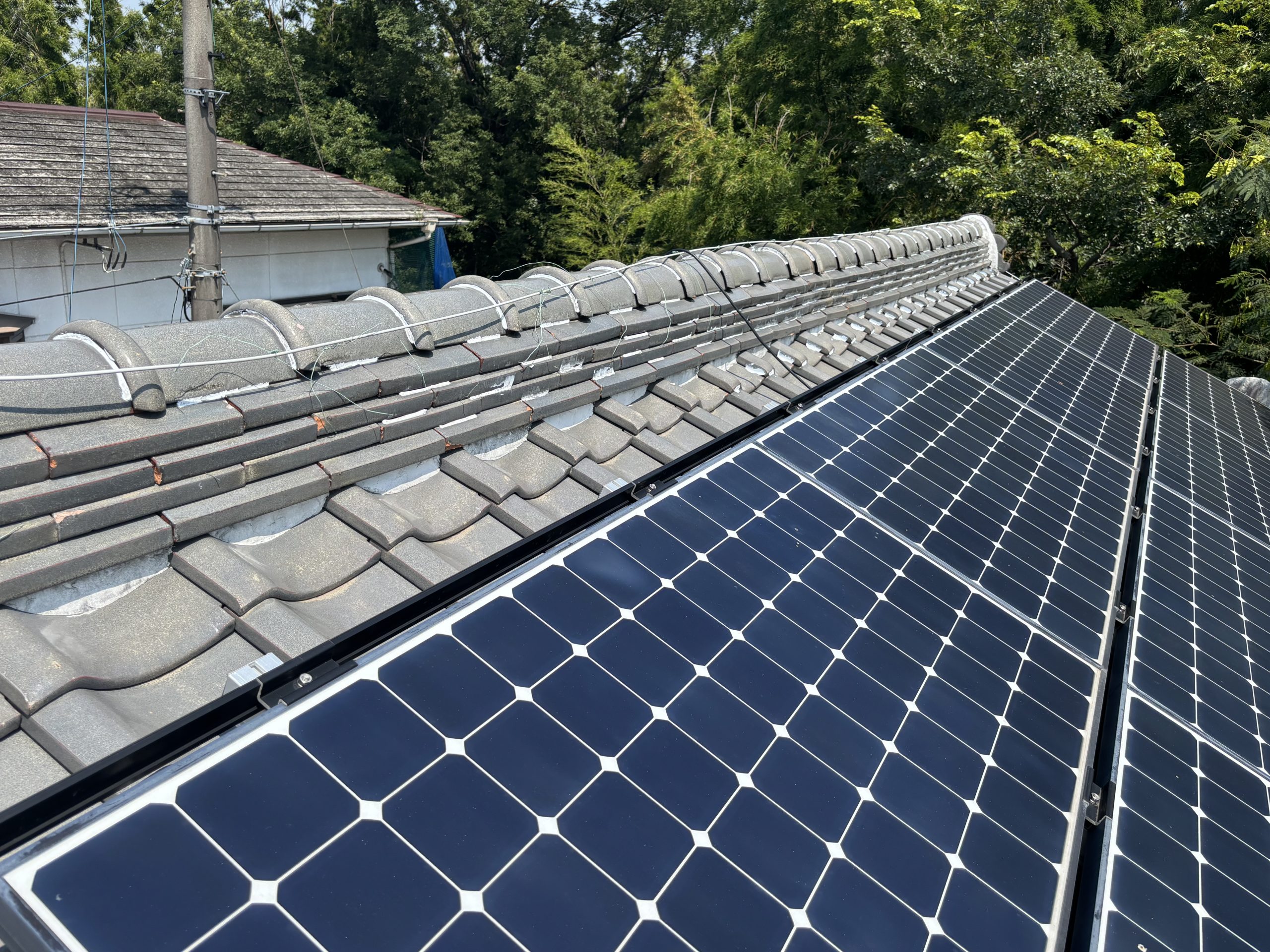 棟の面戸漆喰に上塗りが重ねられ、層状にはがれている様子（四日市市三滝台）