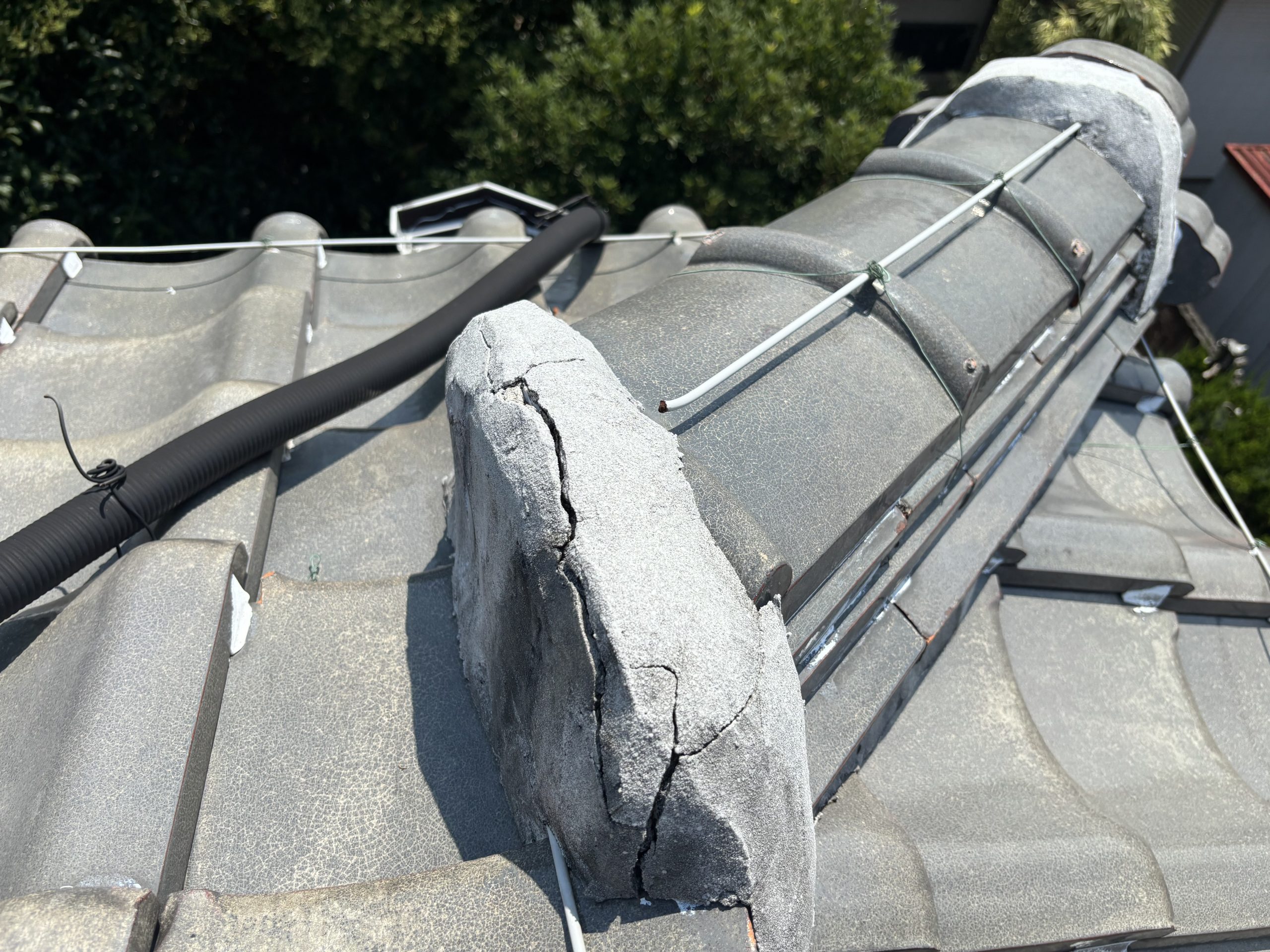 棟の面戸漆喰に上塗りが重ねられ、層状にはがれている様子（四日市市三滝台）