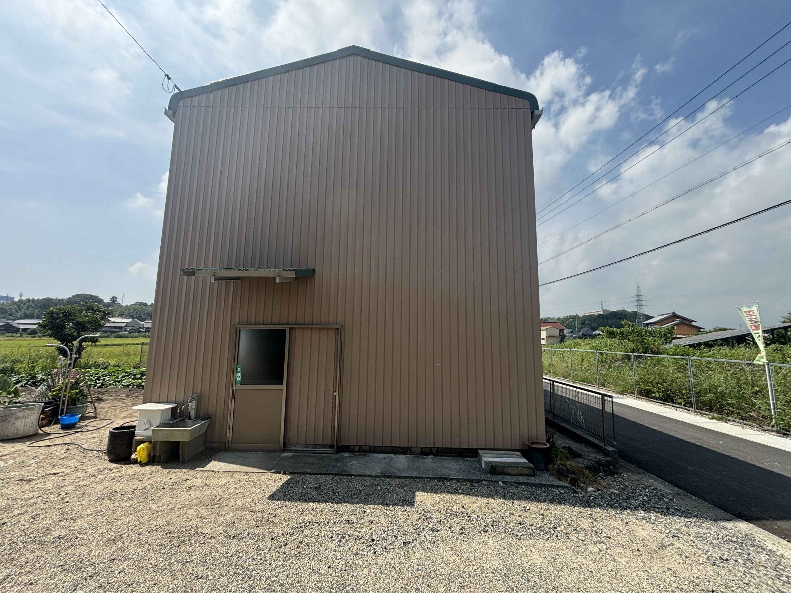 施工前にサビが広がっていた農機具倉庫の角波板金外壁と、塗装後に美しく蘇った外壁の比較写真