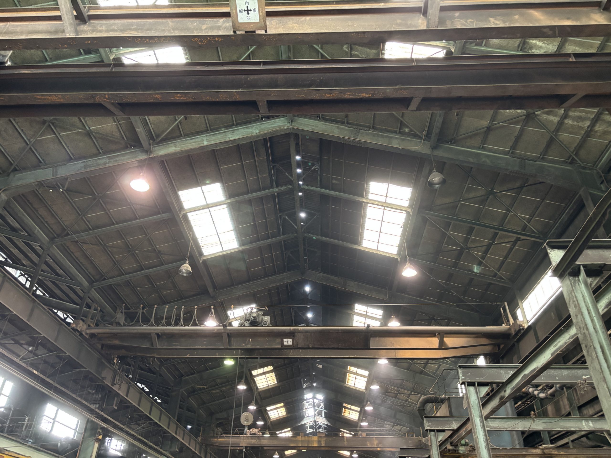 登頂部に穴が空いたスレート屋根の様子桑名市