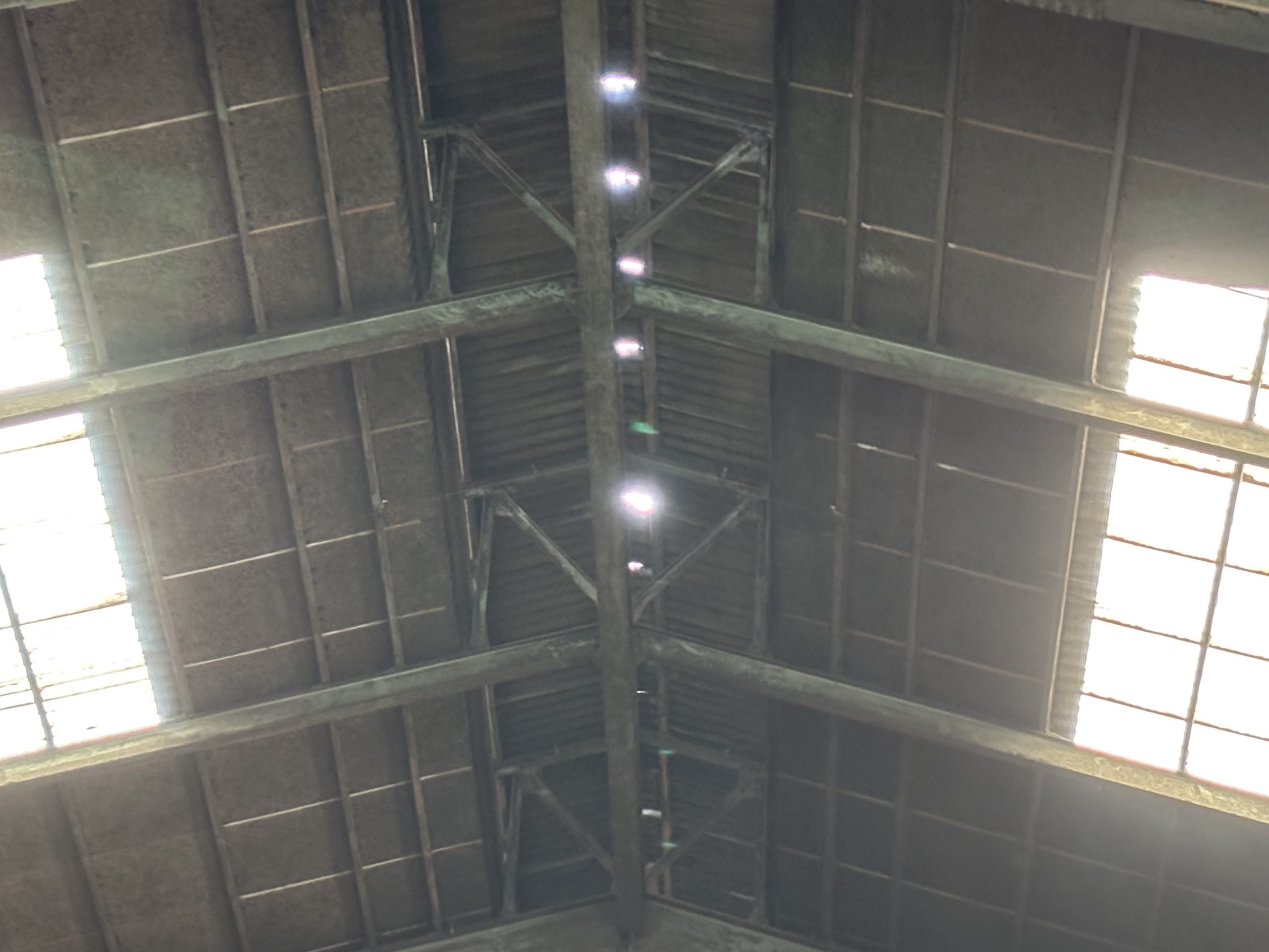 登頂部に穴が空いたスレート屋根の様子桑名市