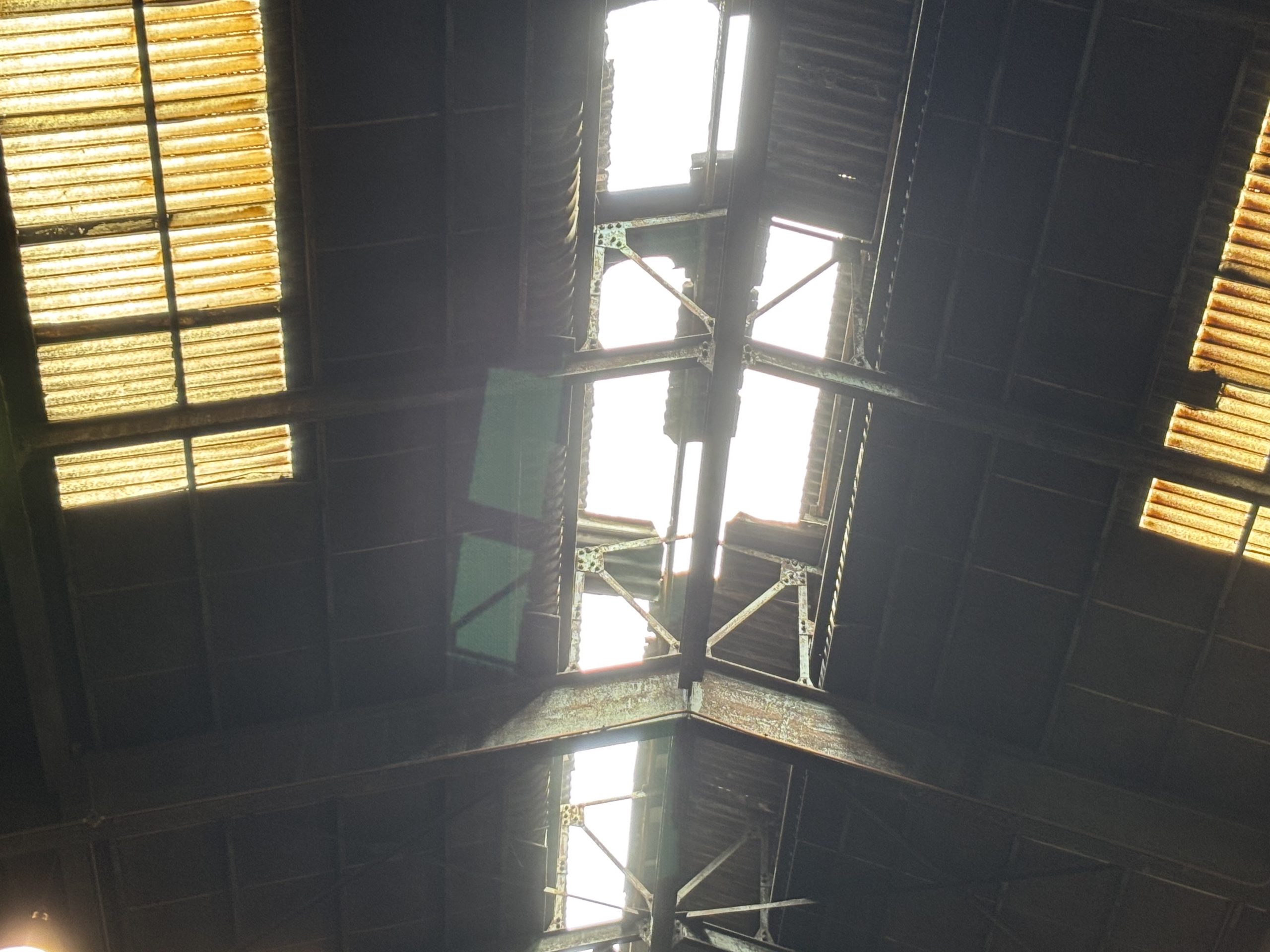 登頂部に穴が空いたスレート屋根の様子桑名市