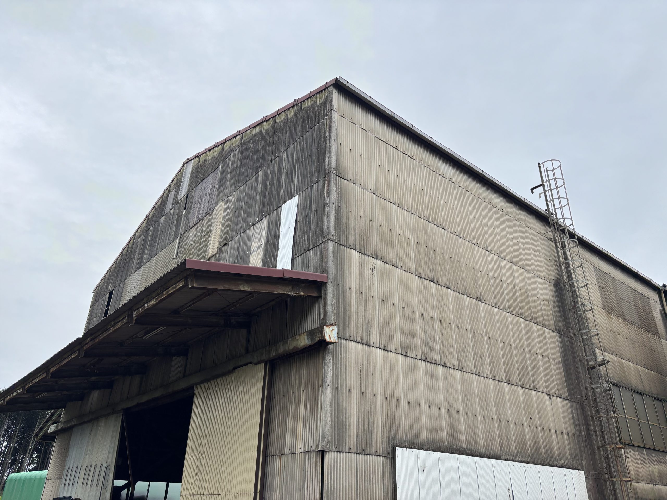 現地調査中の大型スレート倉庫全景桑名市