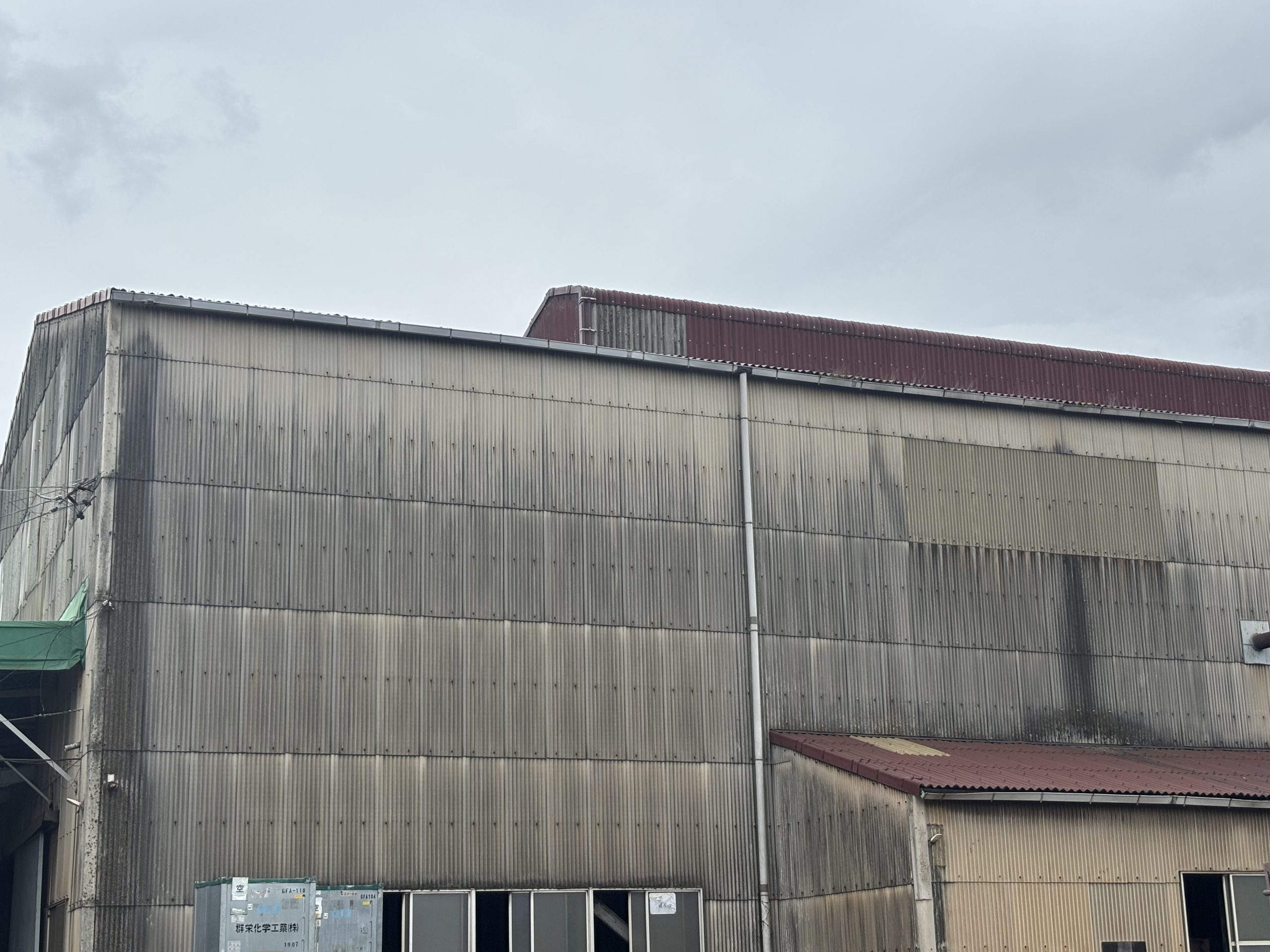 現地調査中の大型スレート倉庫全景桑名市