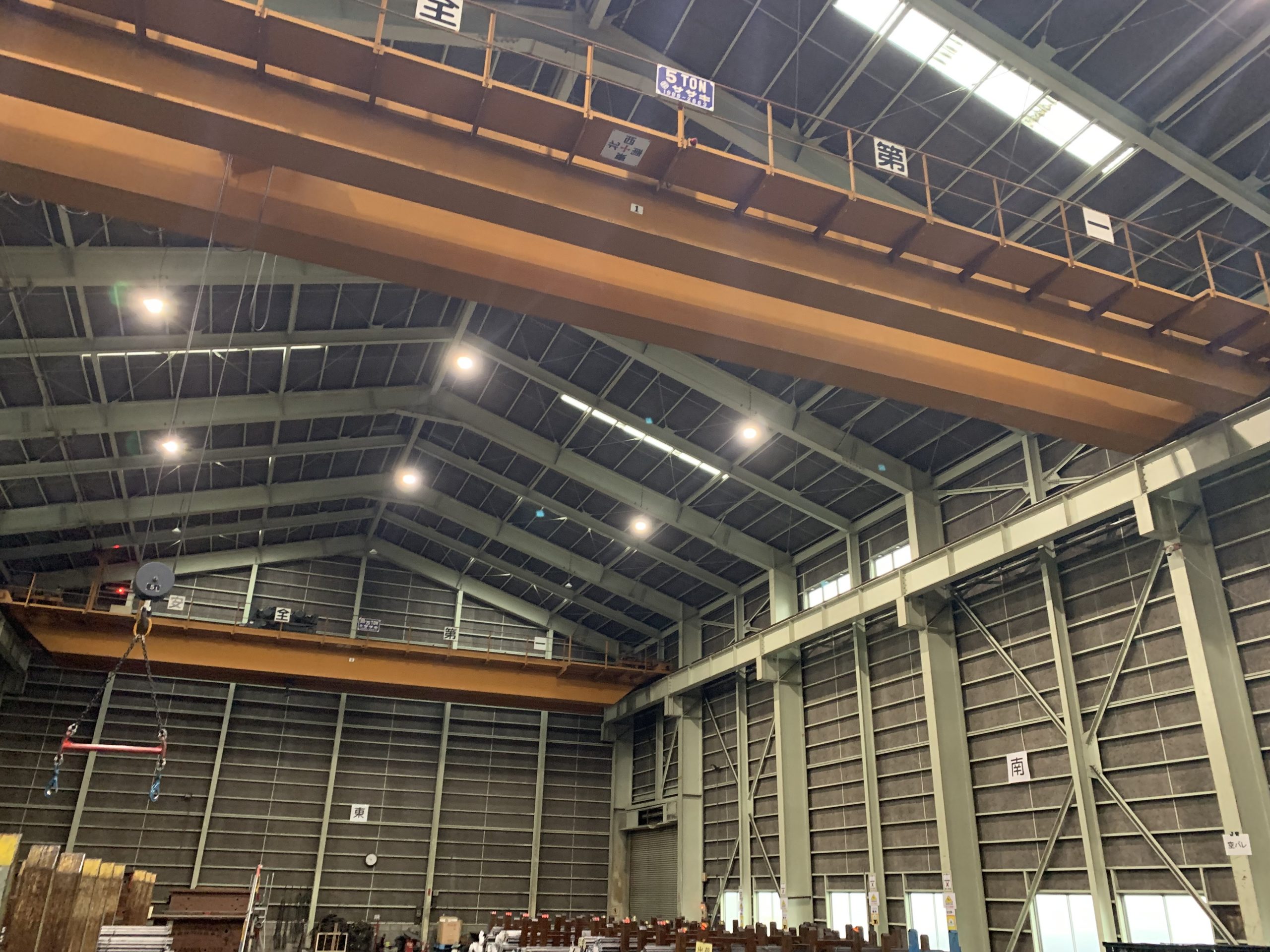 倉庫のスレート屋根、雨漏り