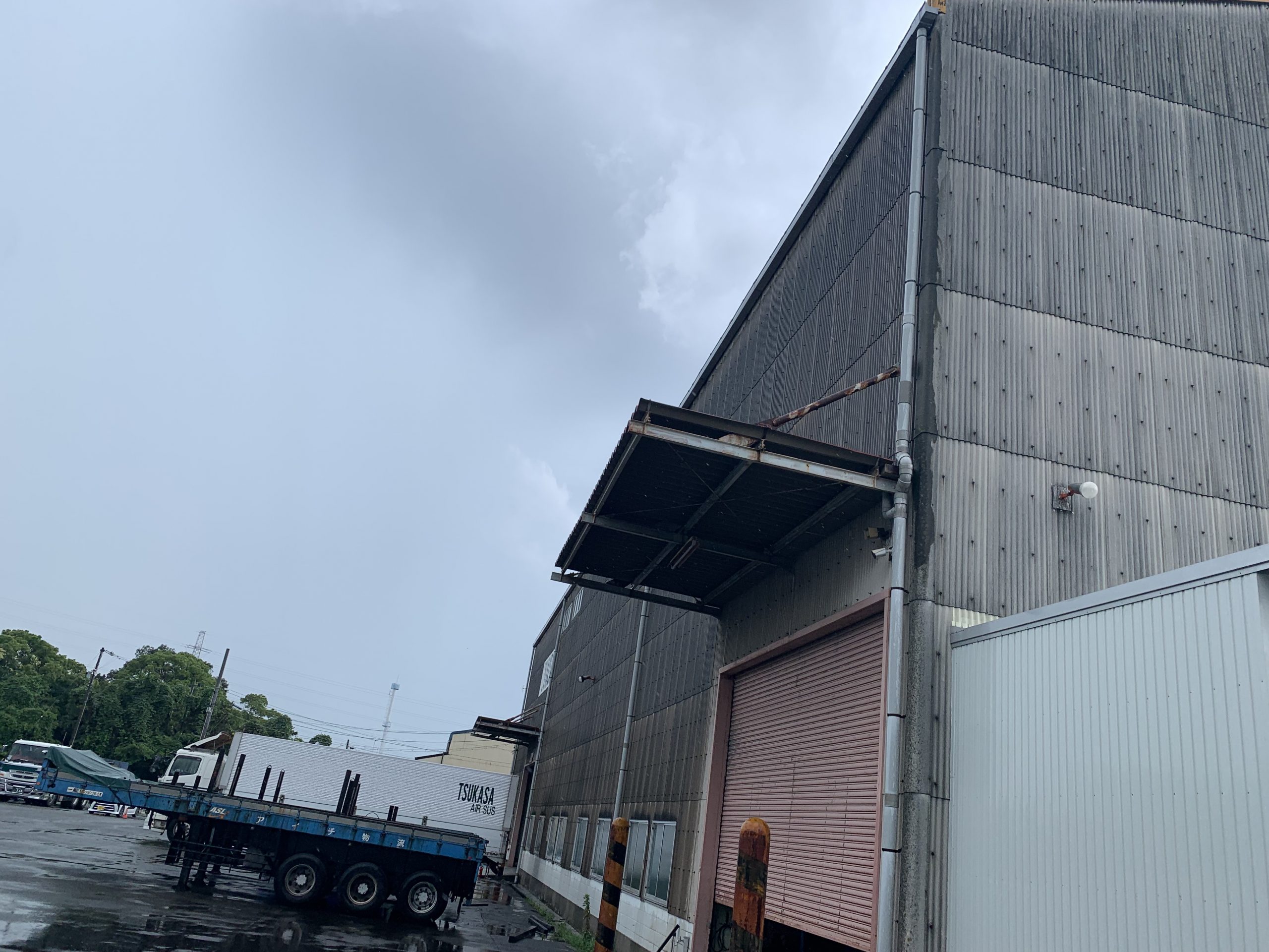 倉庫の波型スレート屋根