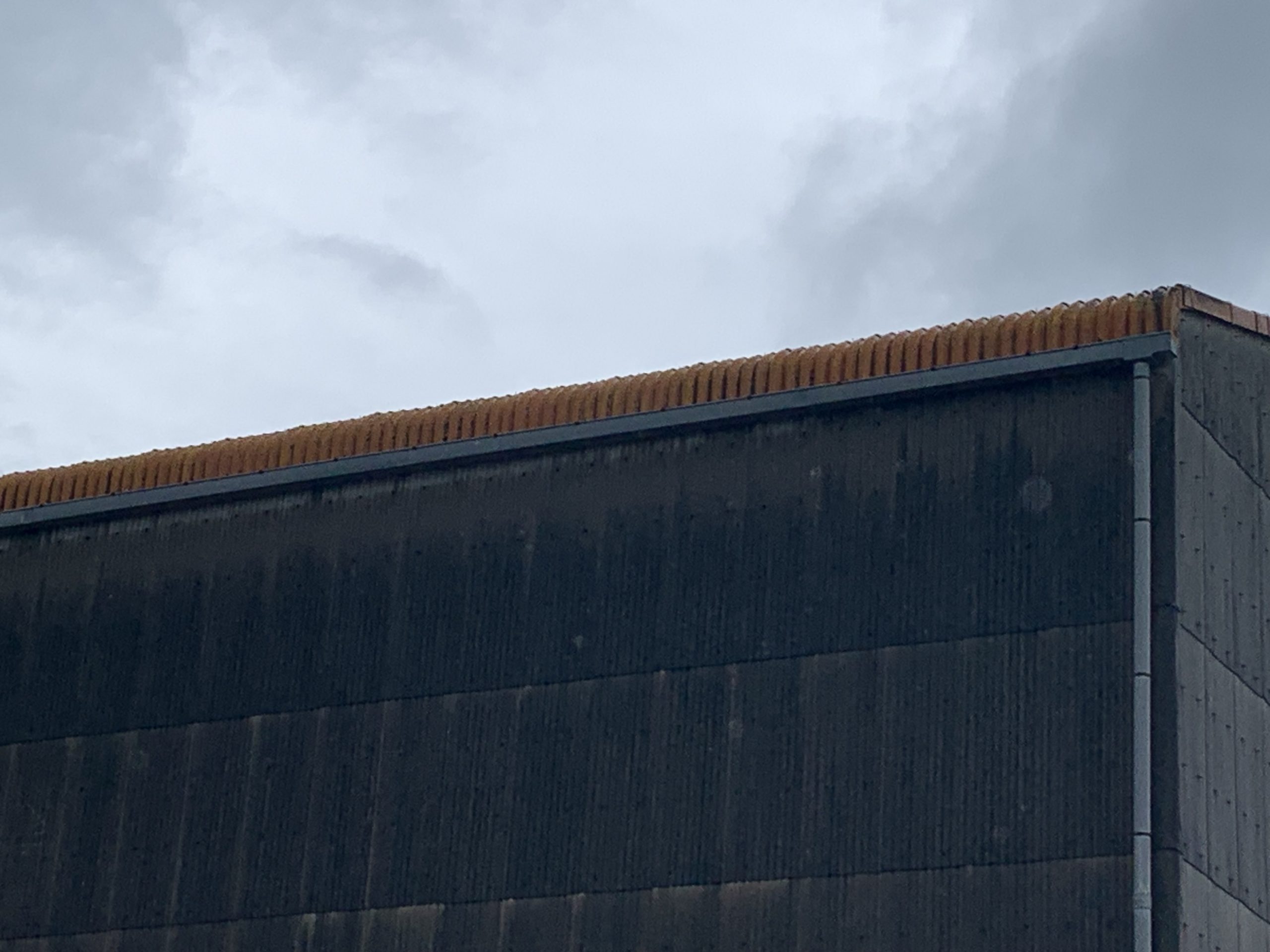 倉庫の波型スレート屋根