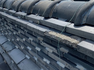 瓦に割れやずれがある