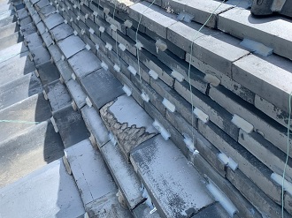 高く積まれた棟瓦